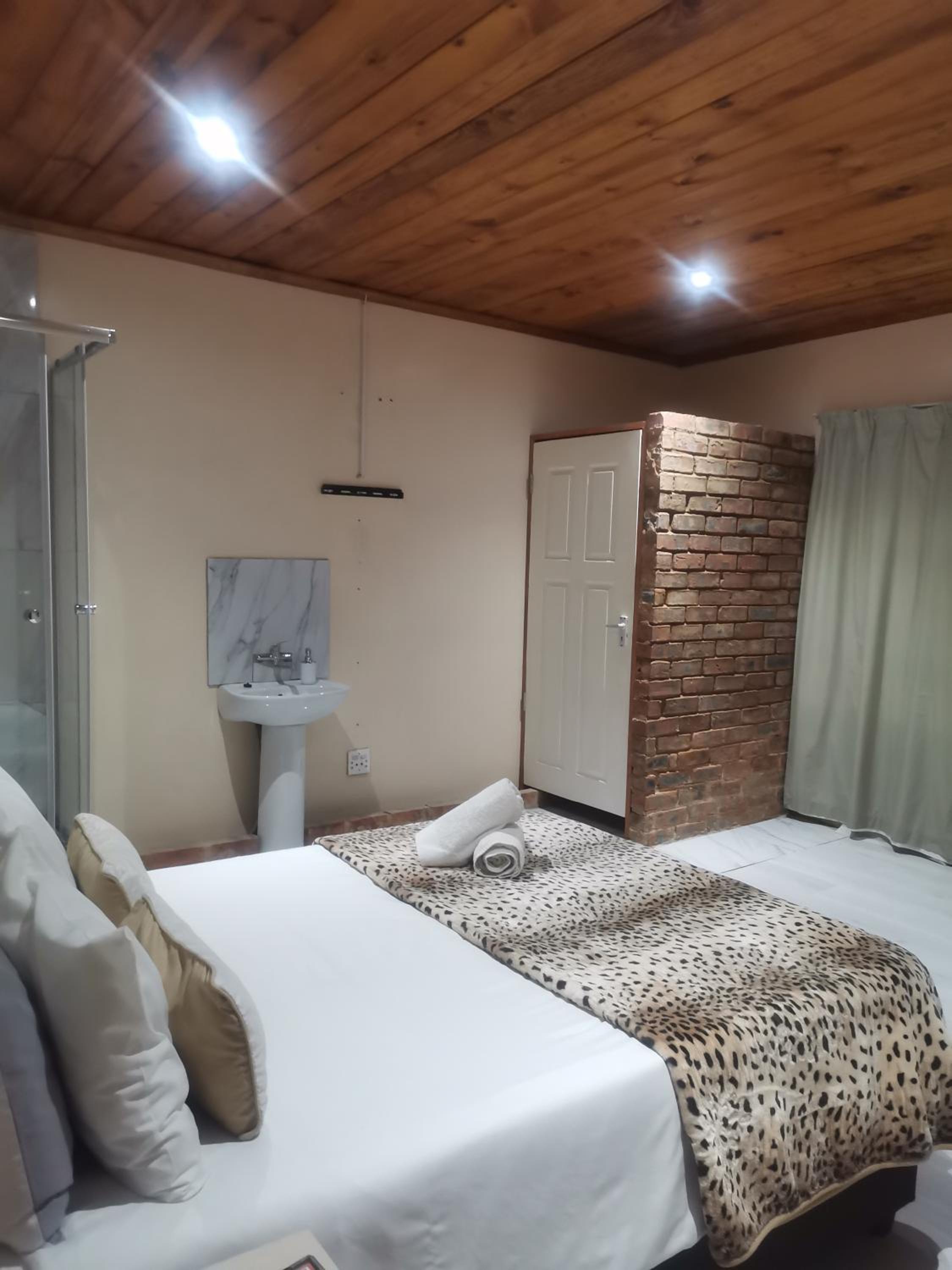 Double Room with Mountain View - Photo 3