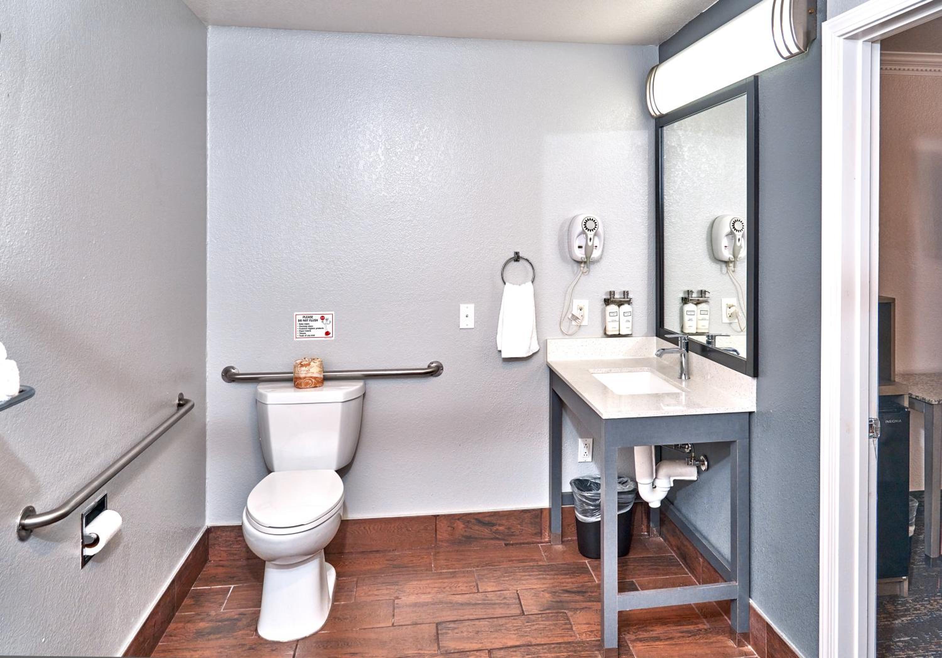 King Room with Roll-In Shower - Disability Access photo 2