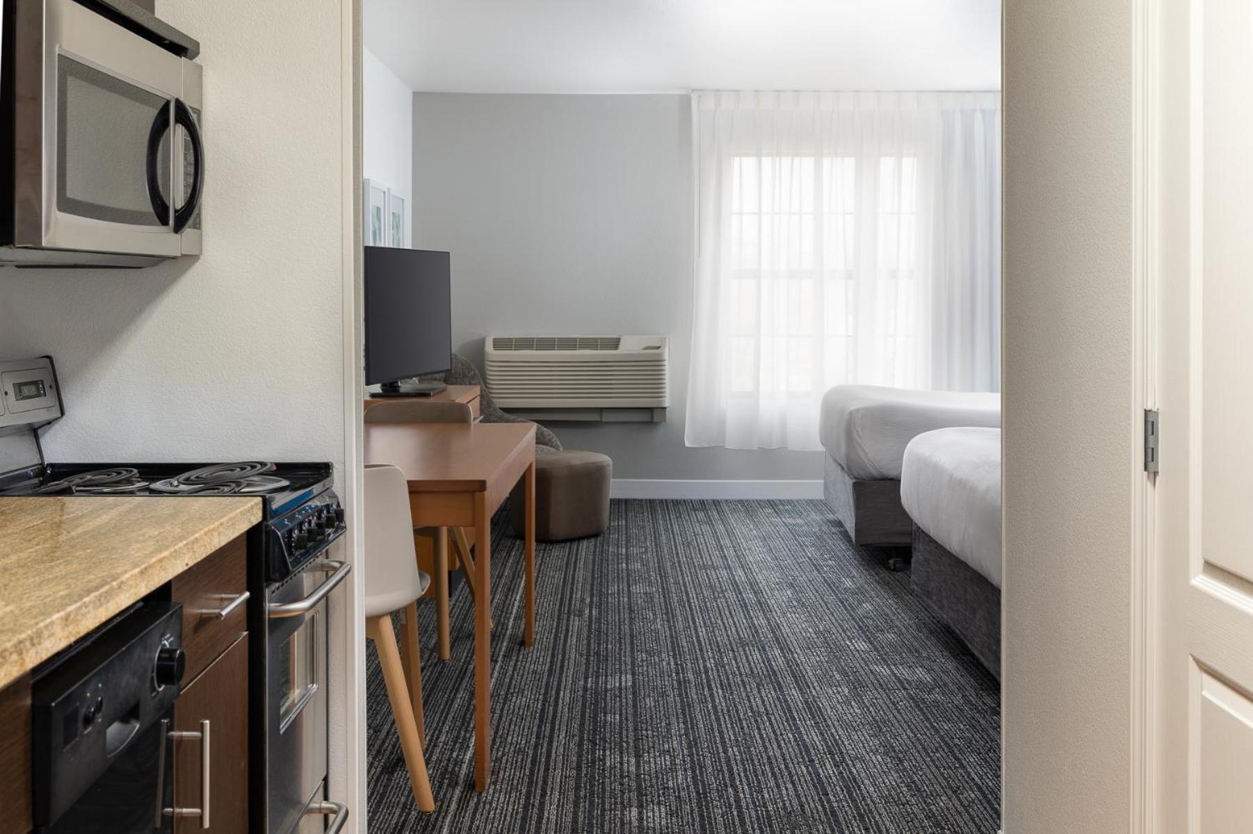 Studio Queen Suite - Mobility Accessible with Tub photo 3