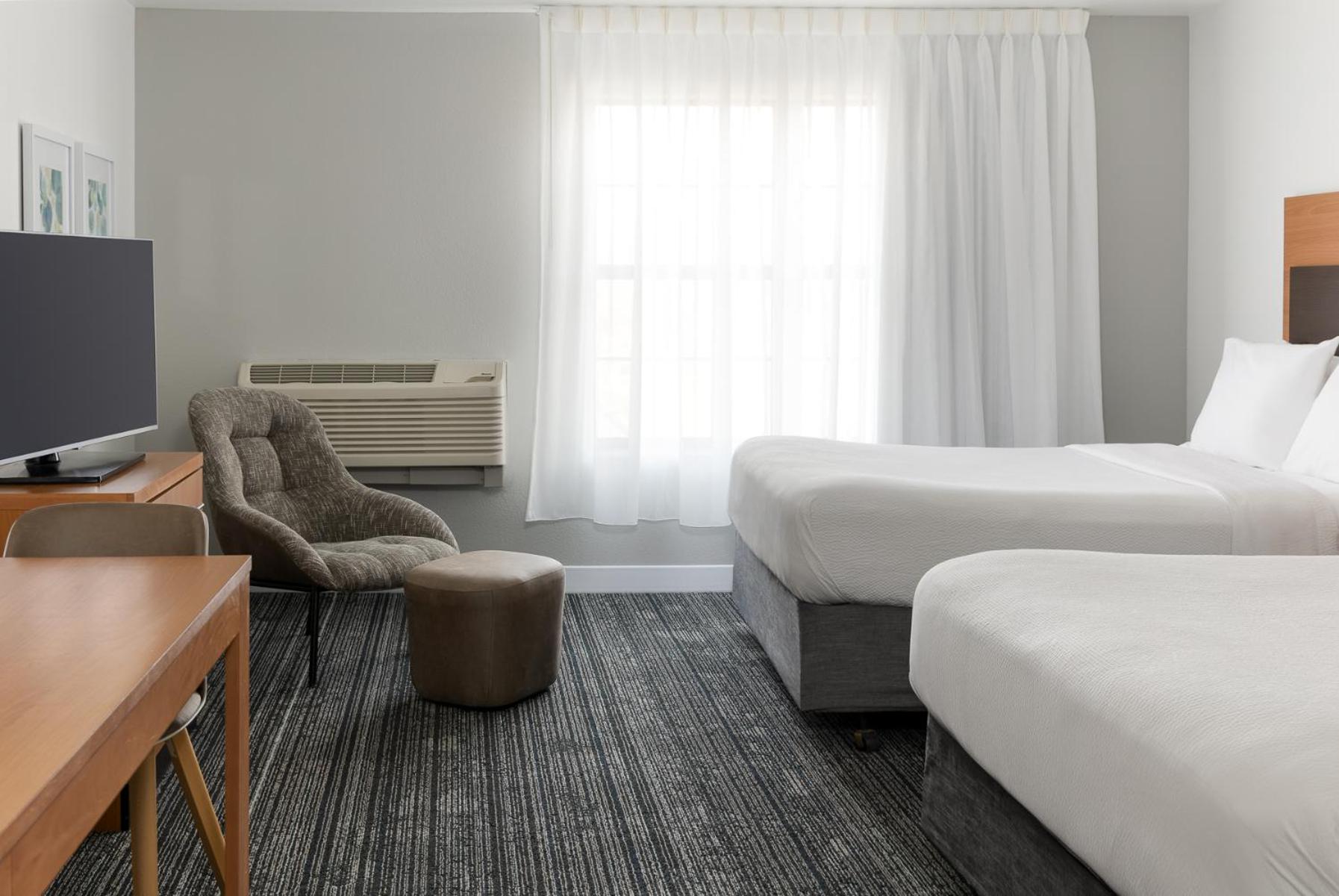 Studio Queen Suite - Mobility Accessible with Tub photo 2