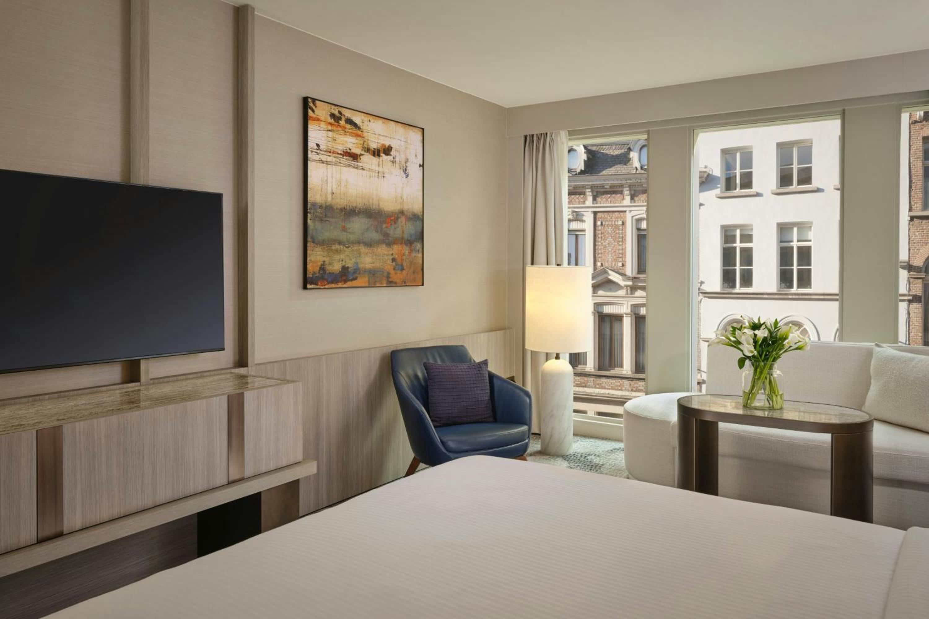 Large Deluxe King Room photo 2