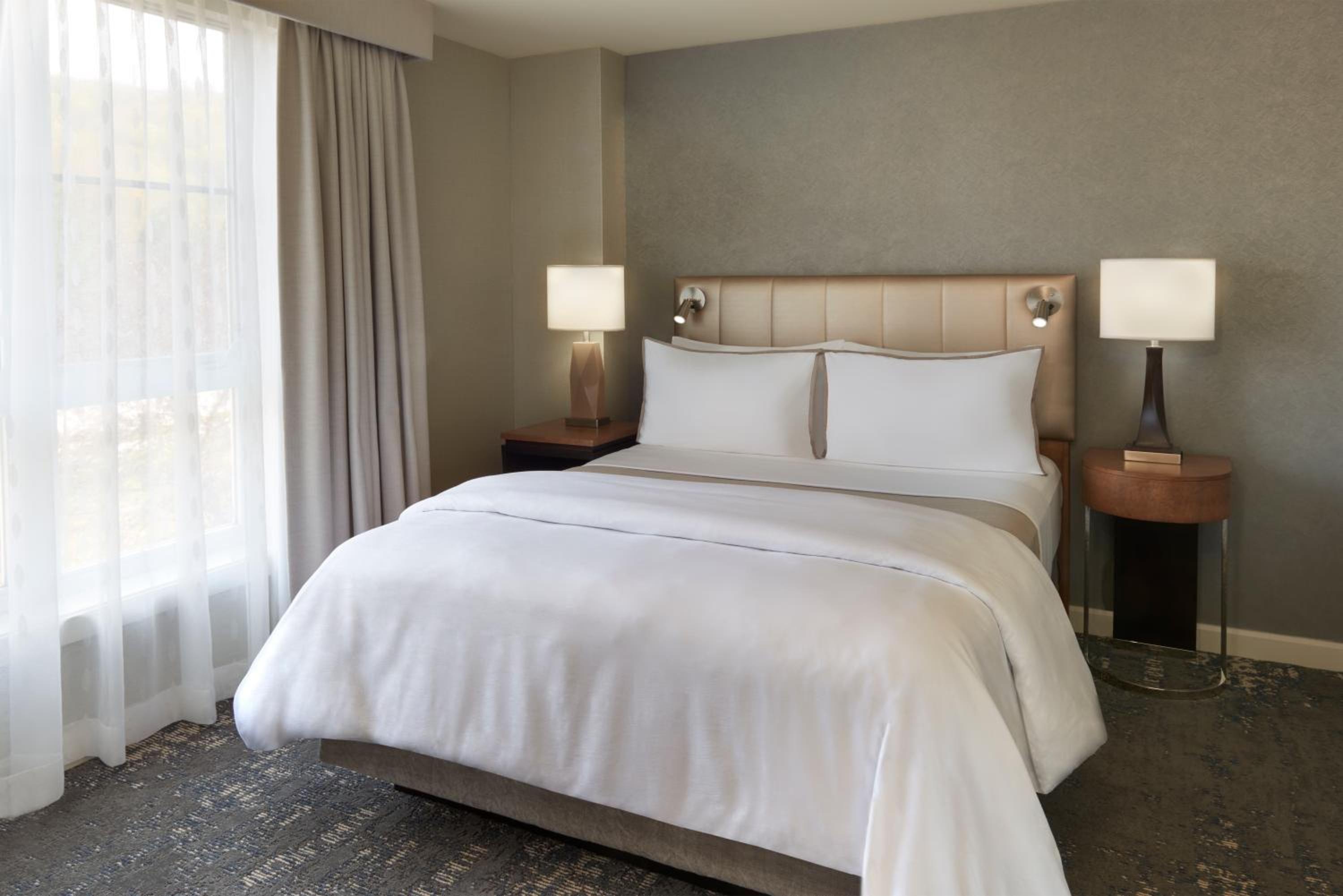 One-Bedroom Suite with Den - Photo 4