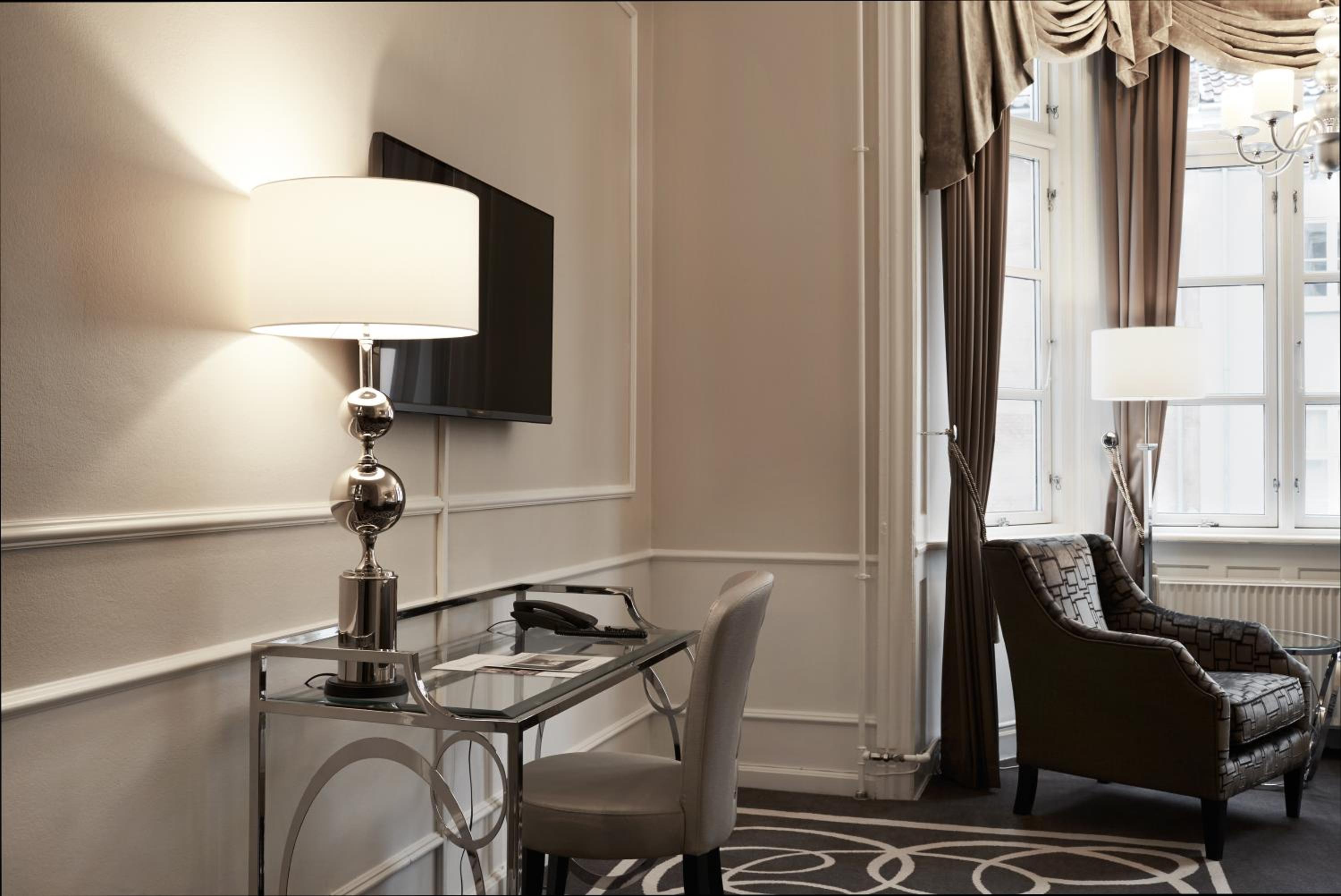 Executive Double Room  with Access to Executive Lounge - Photo 16