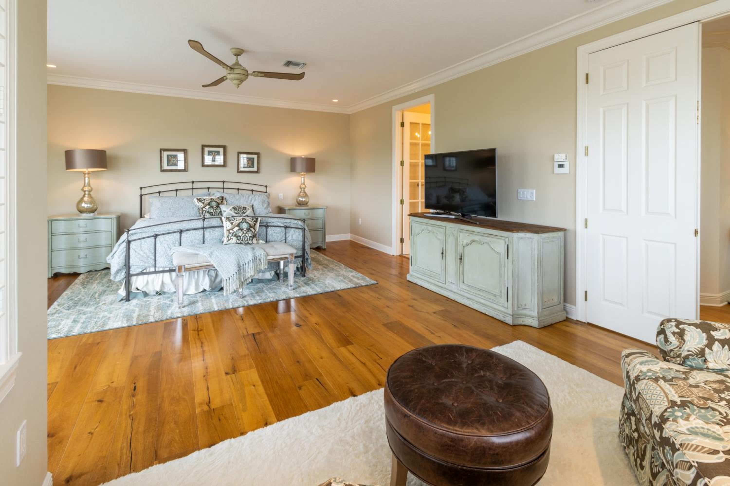 447 Canal Rd, Siesta Key, FL (Cast a Waves) W/Pool