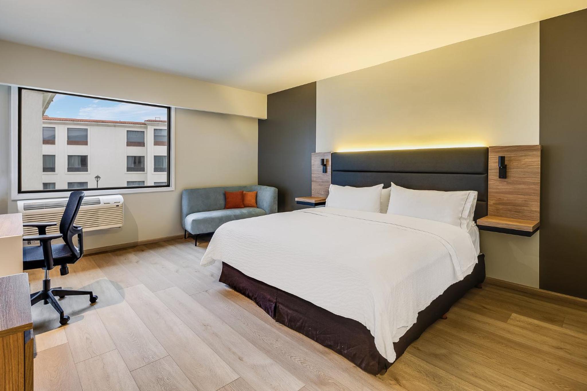 Deluxe King Room - Photo 1