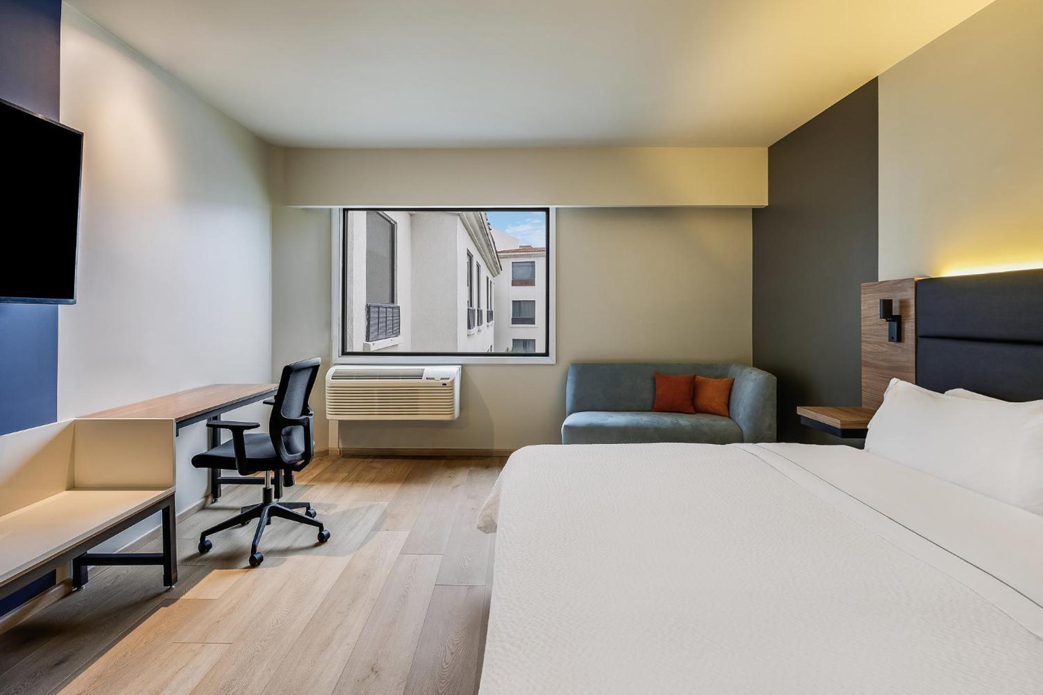 Deluxe King Room - Photo 2