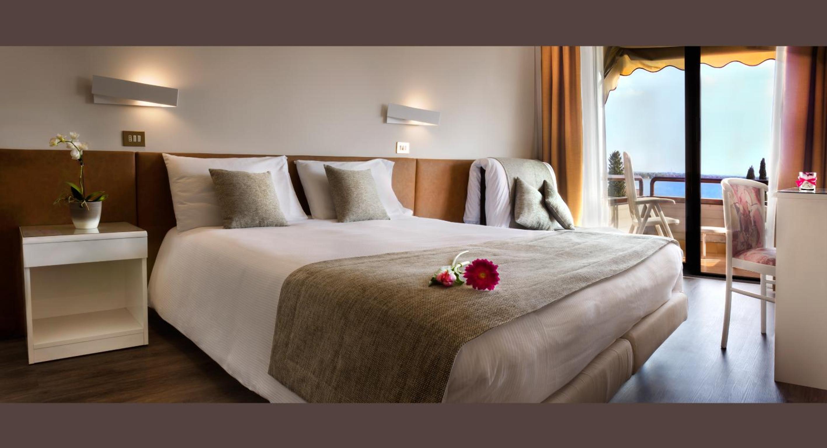Double or Twin Room with Lake View