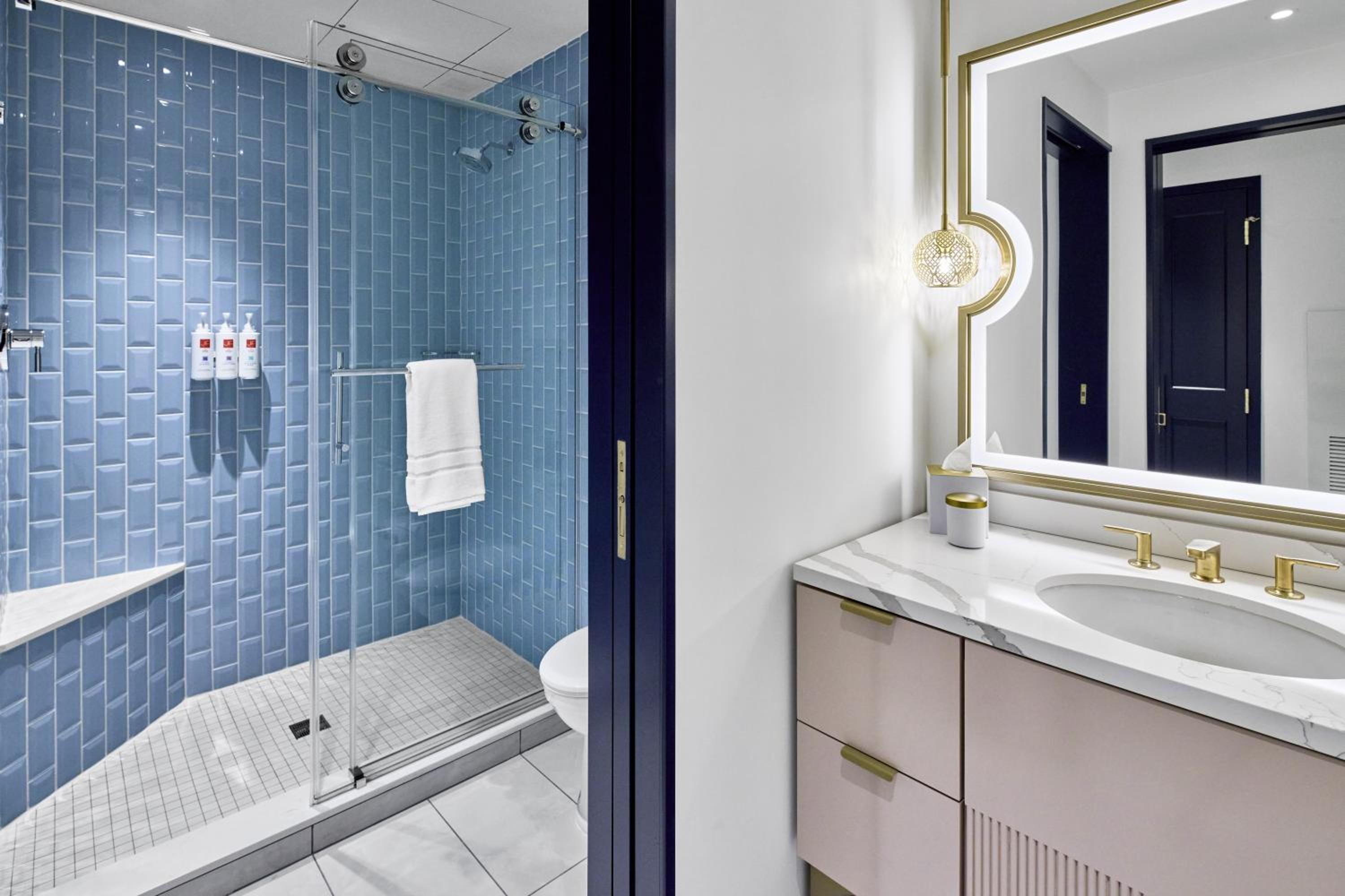 Deluxe Mobility Accessible 2 Queen Beds w/ ADA Tub (Dedicated Entrance to Epic Universe**)