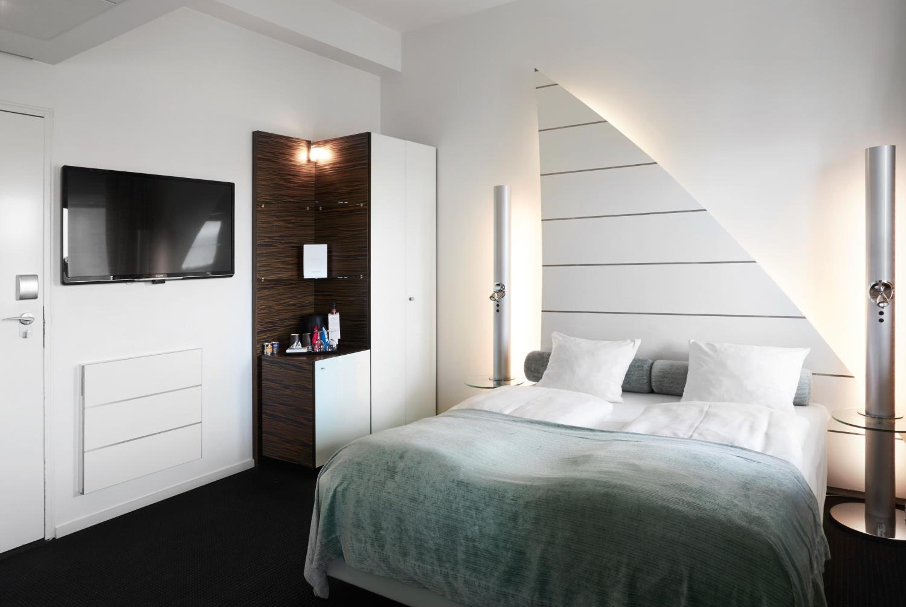 Standard Double Room - Photo 11