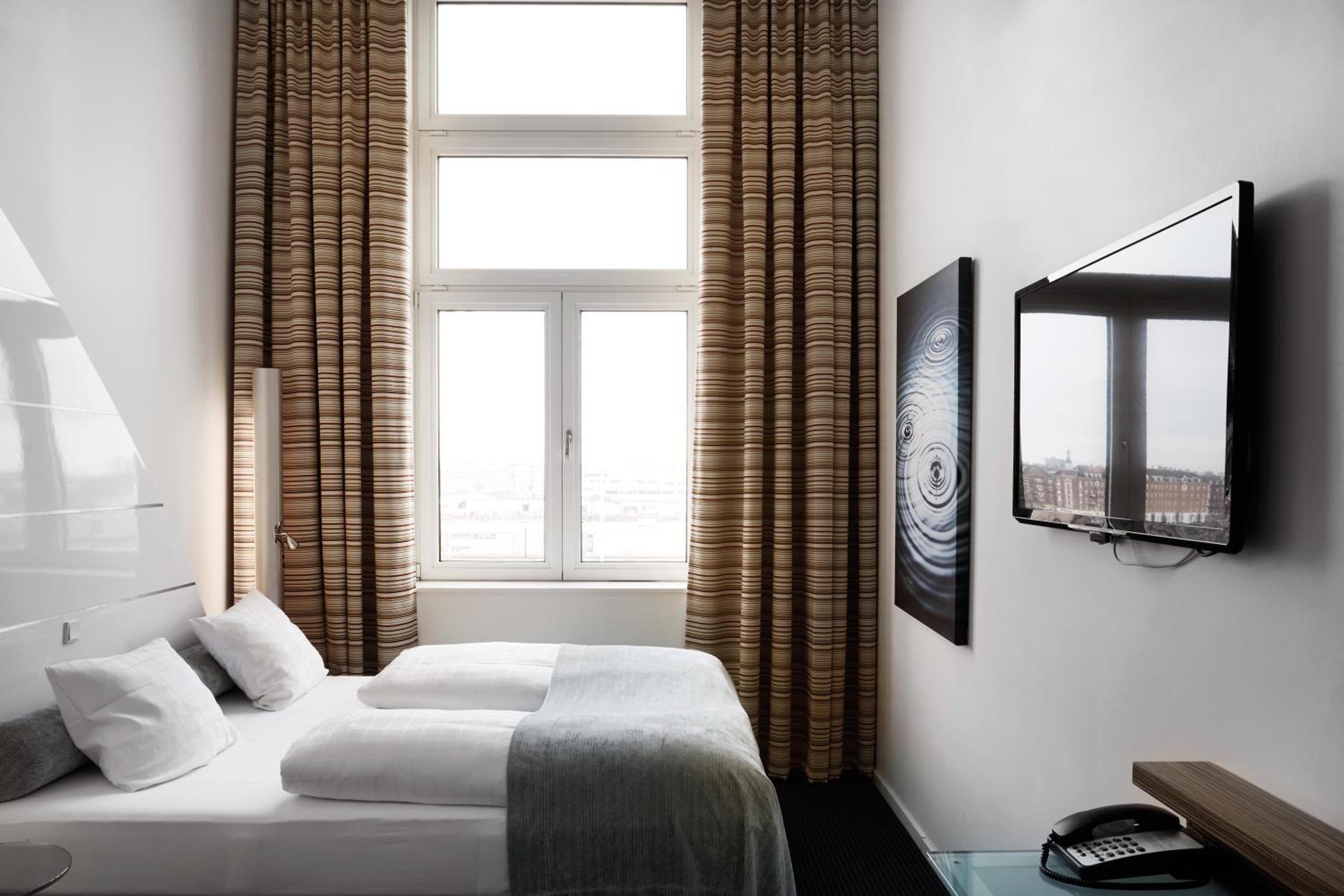 Standard Double Room - Photo 10