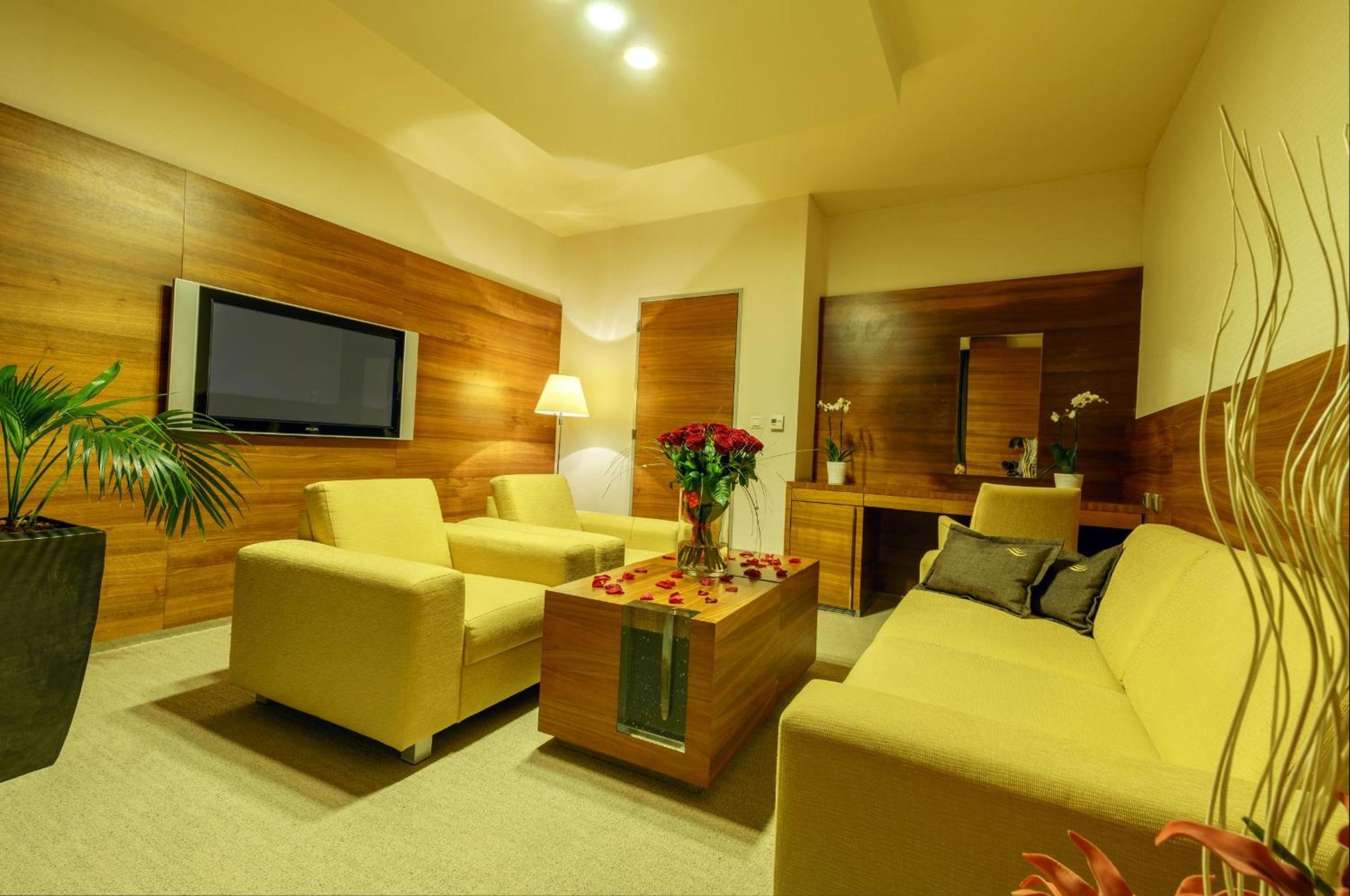  Deluxe Suite with Balcony (2 Adults + 2 Children) - Photo 1