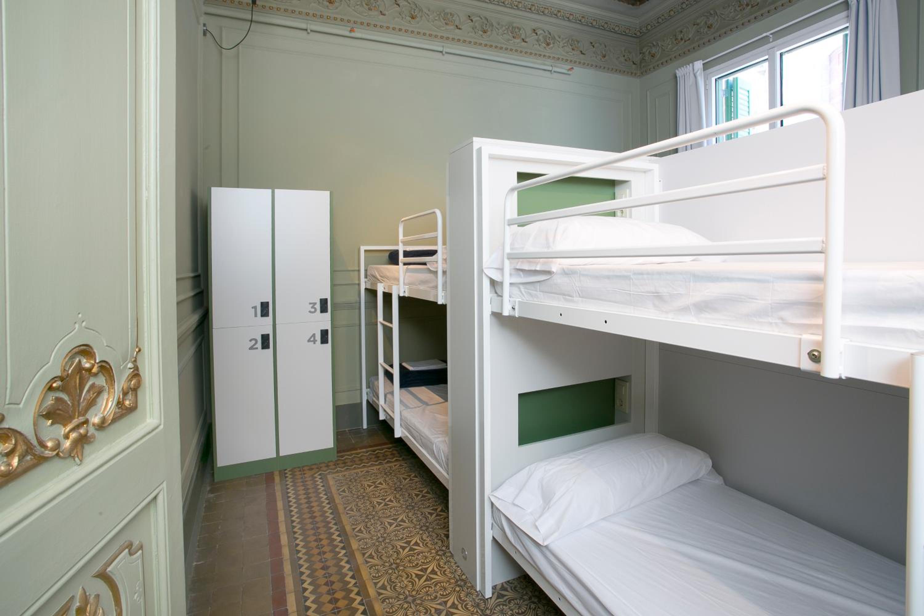 Cama en habitación compartida de 8 camas para mujeres
