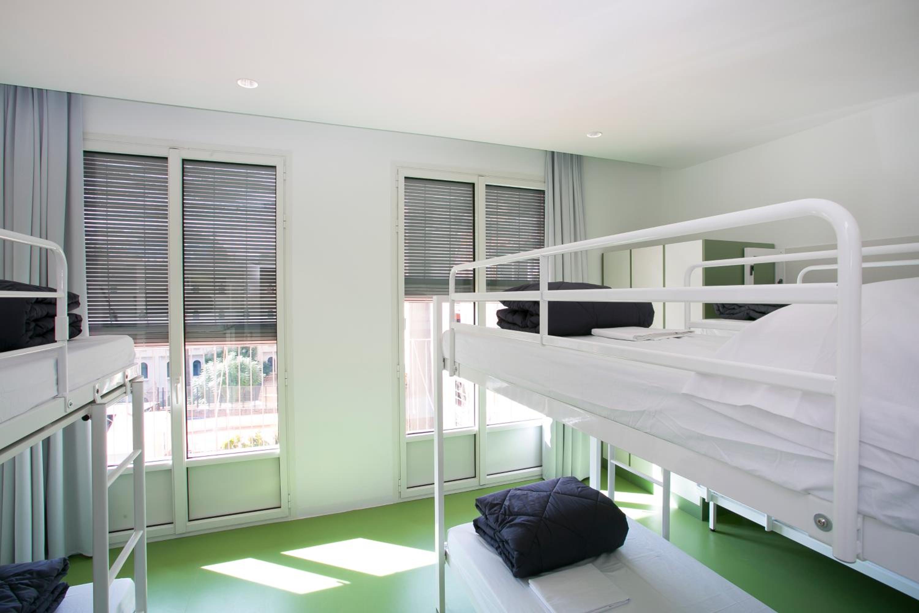 Cama en Habitación Compartida Femenina de 6 Camas