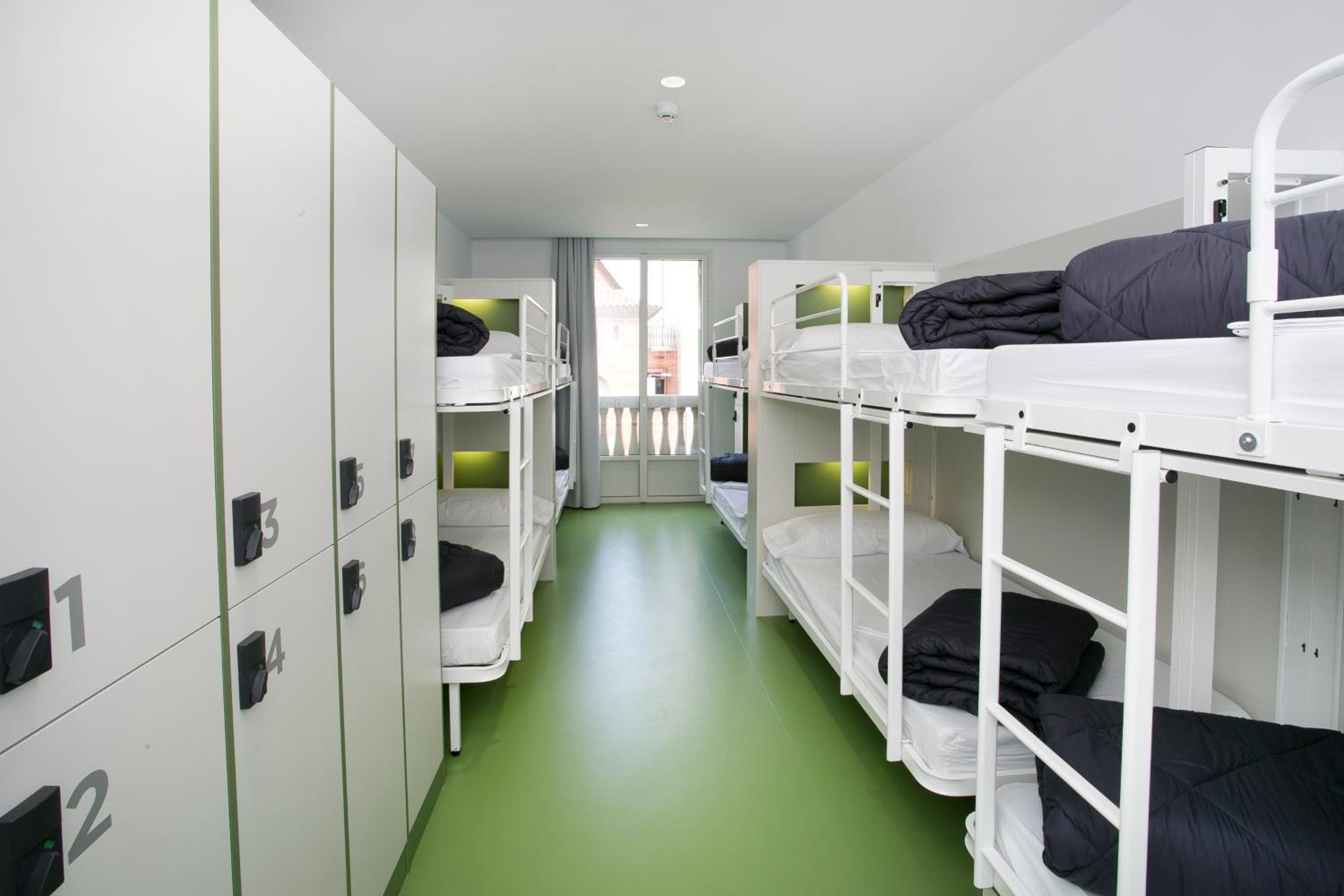Cama en Dormitorio Mixto de 10 Camas
