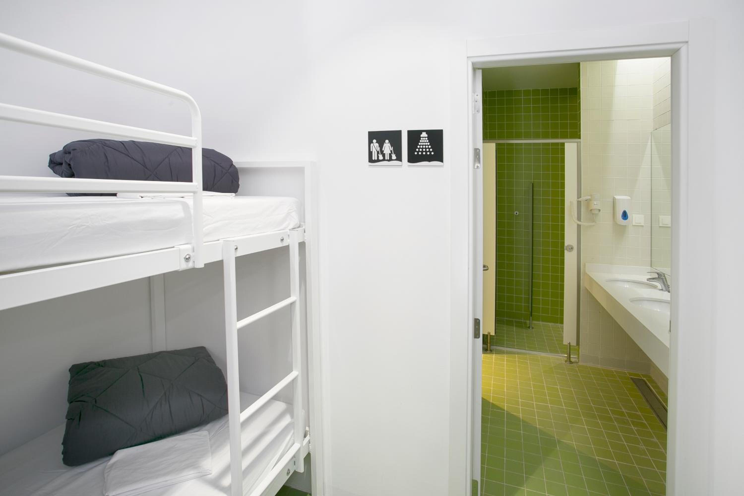 Bed in 14-Bed Dormitory Room with Bathroom  photo 3
