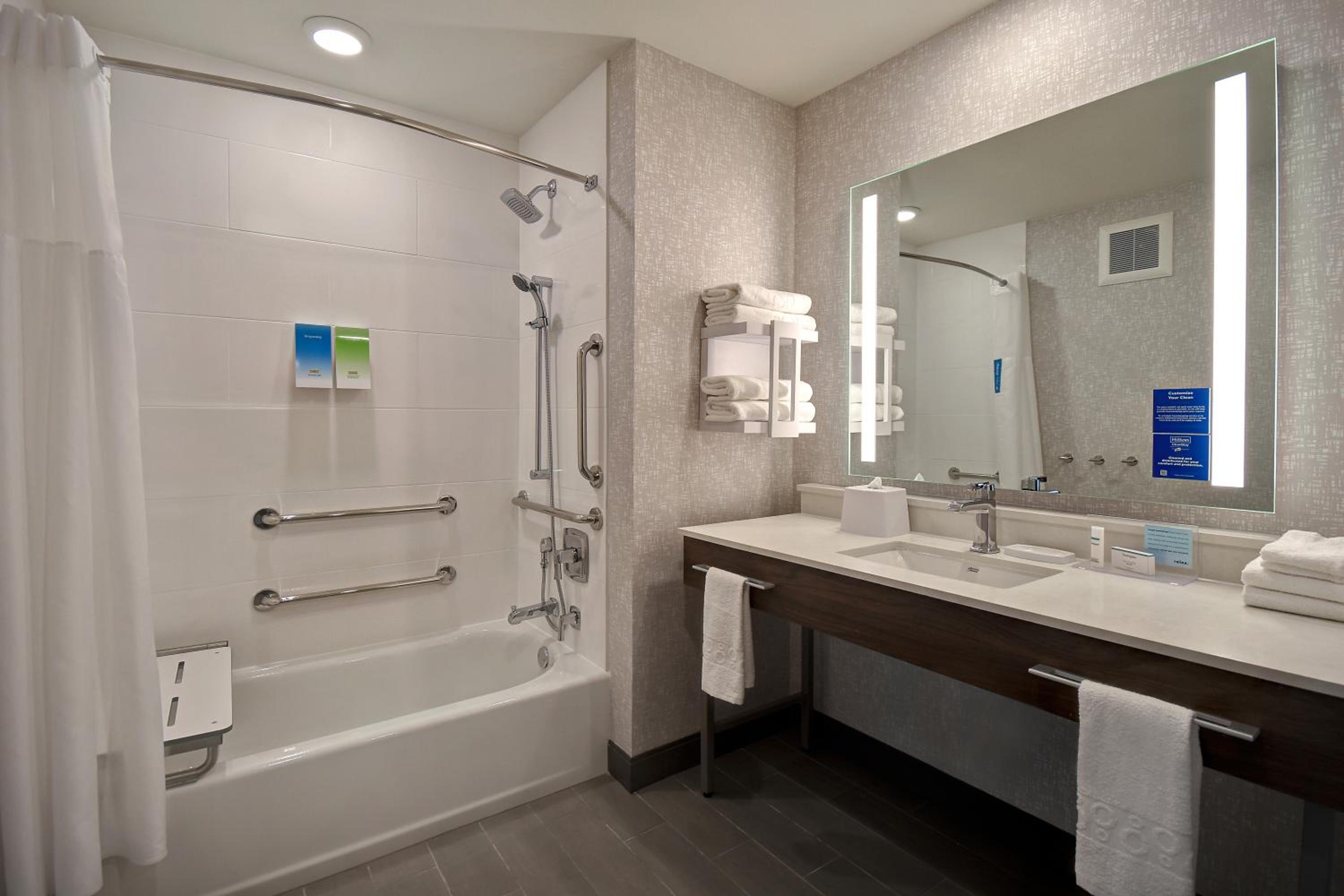 Queen Room with Bath Tub - Mobility Access/Non-Smoking - Photo 4