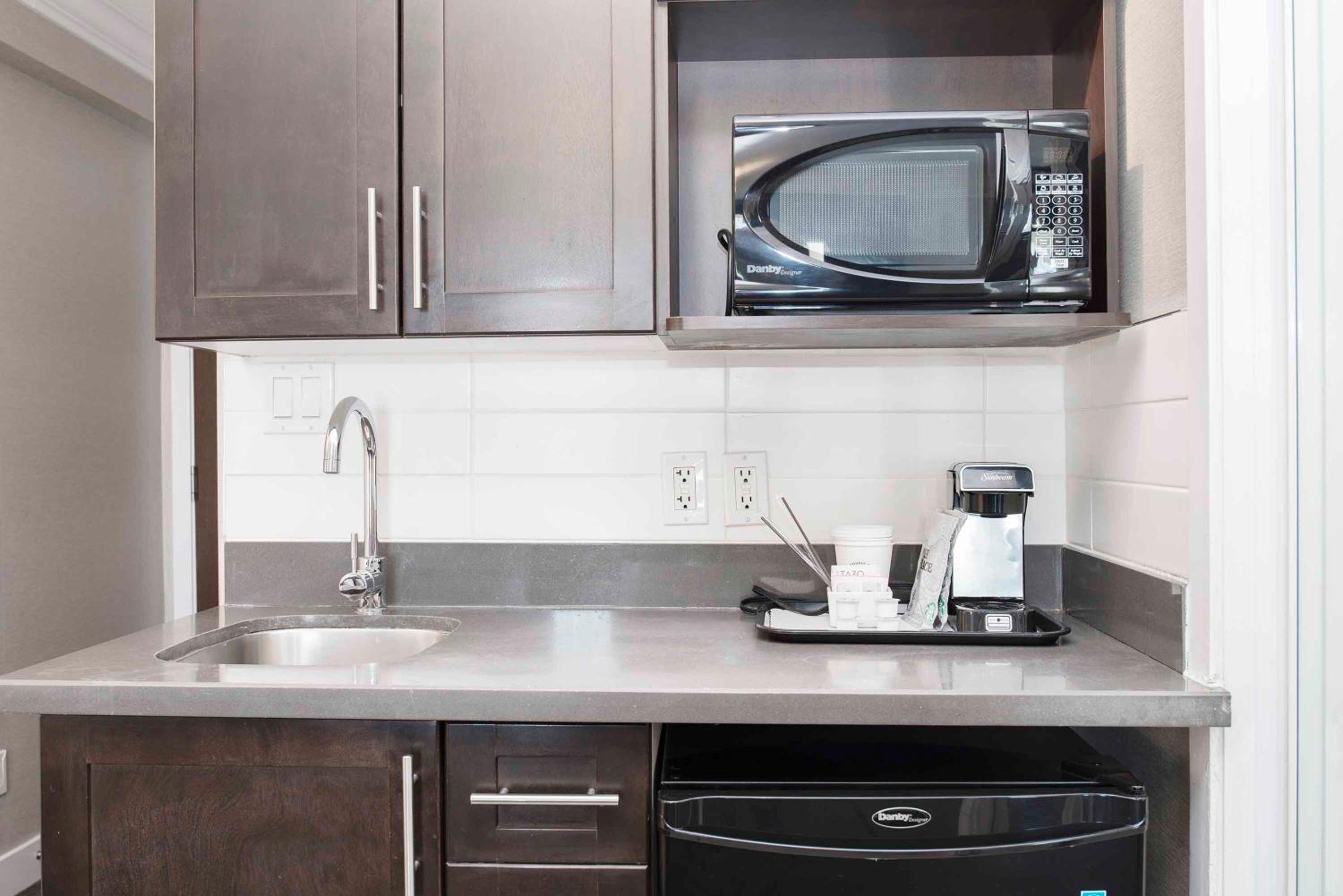 Jacuzzi Suite, 1 King Bed, Kitchenette - Photo 6