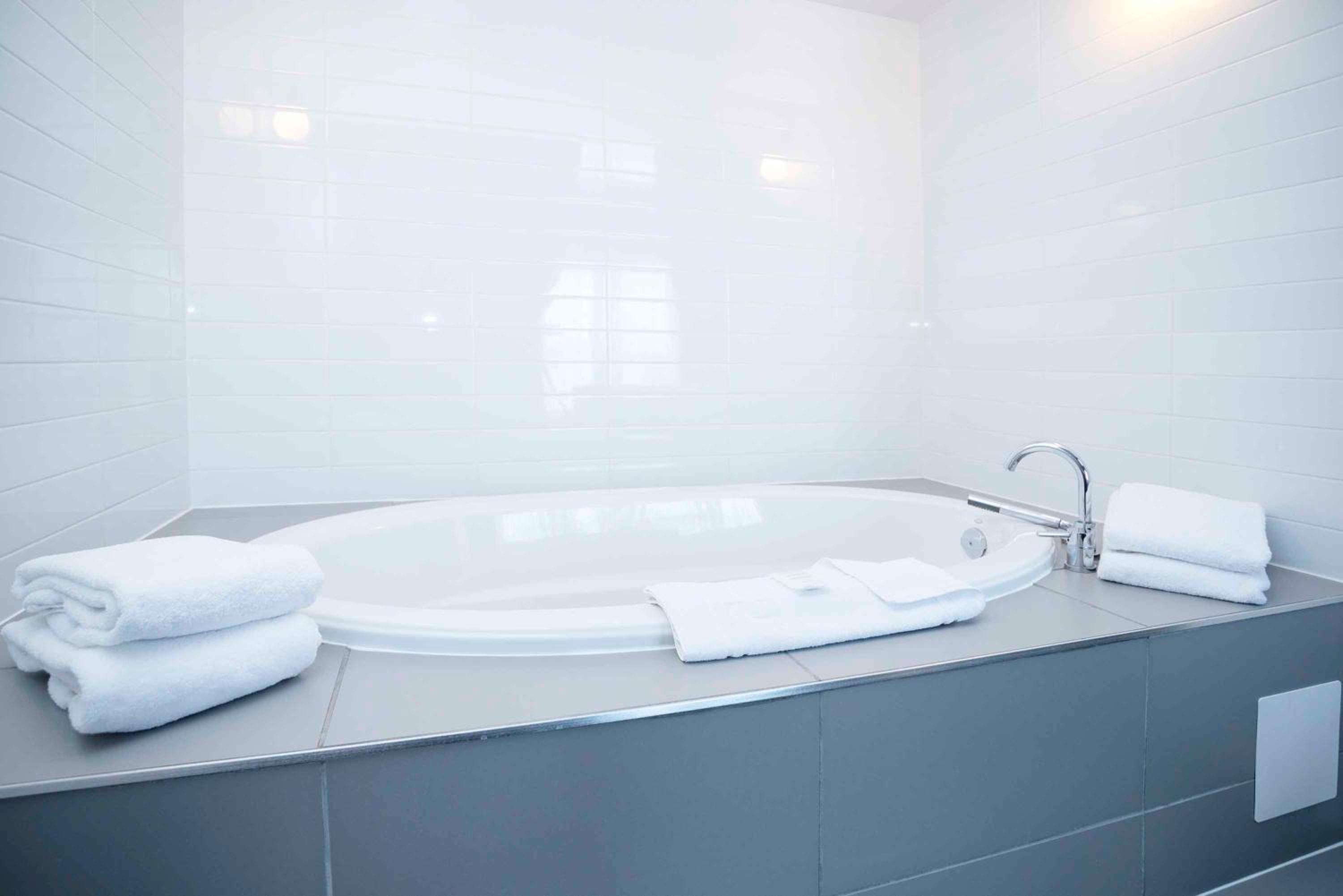 Jacuzzi Suite, 1 King Bed, Kitchenette - Photo 3
