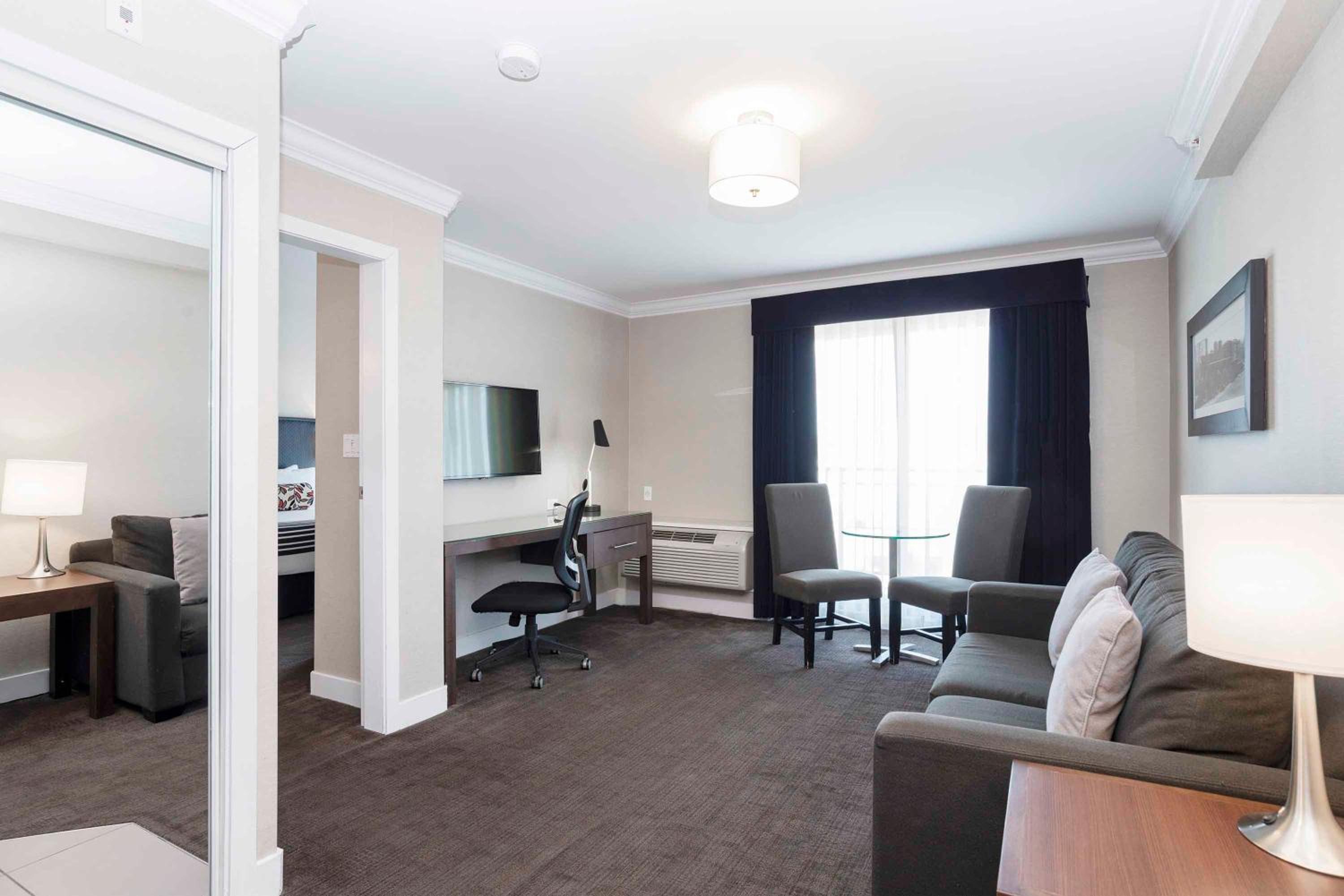 Jacuzzi Suite, 1 King Bed, Kitchenette - Photo 4