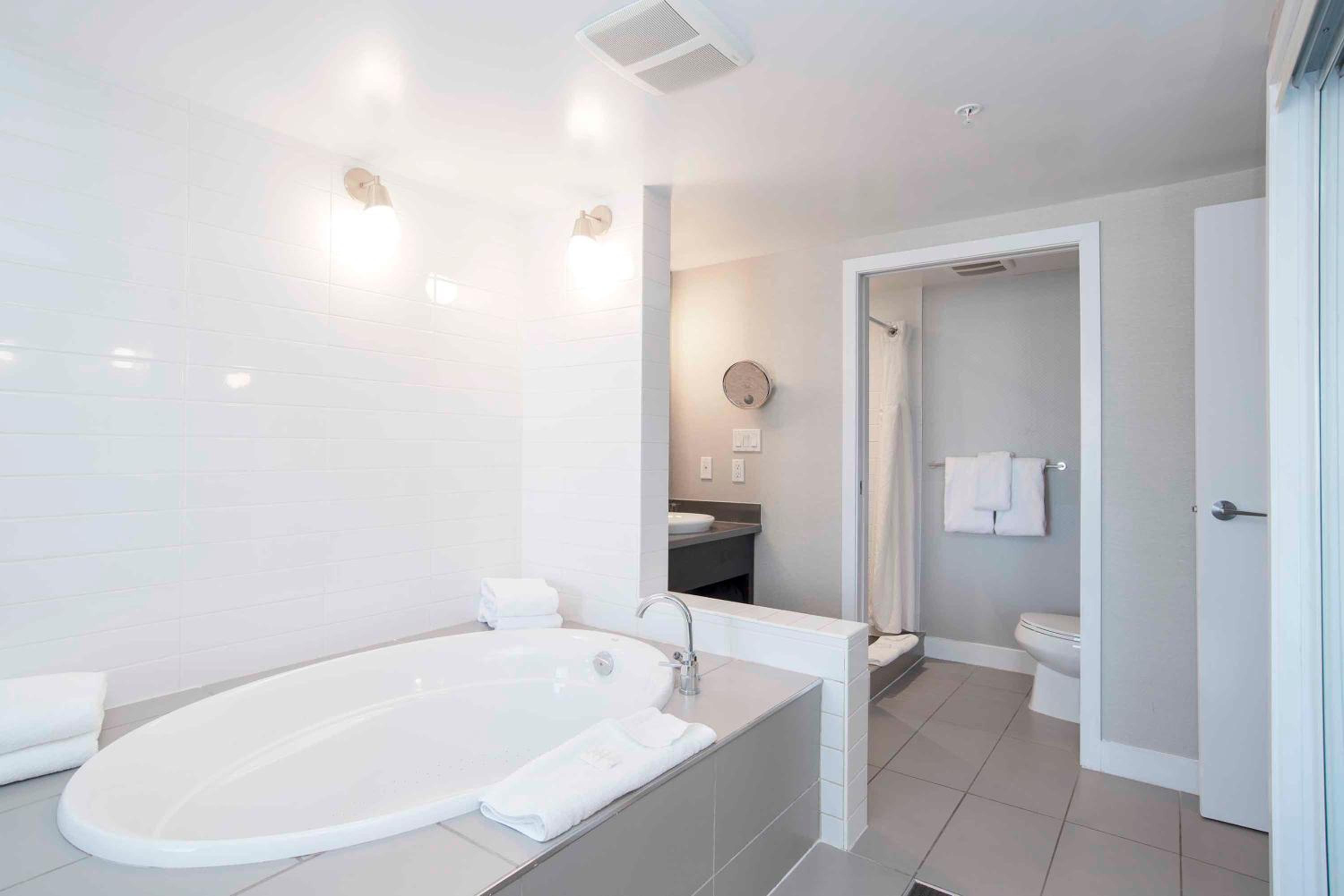 Jacuzzi Suite, 1 King Bed, Kitchen - Photo 4