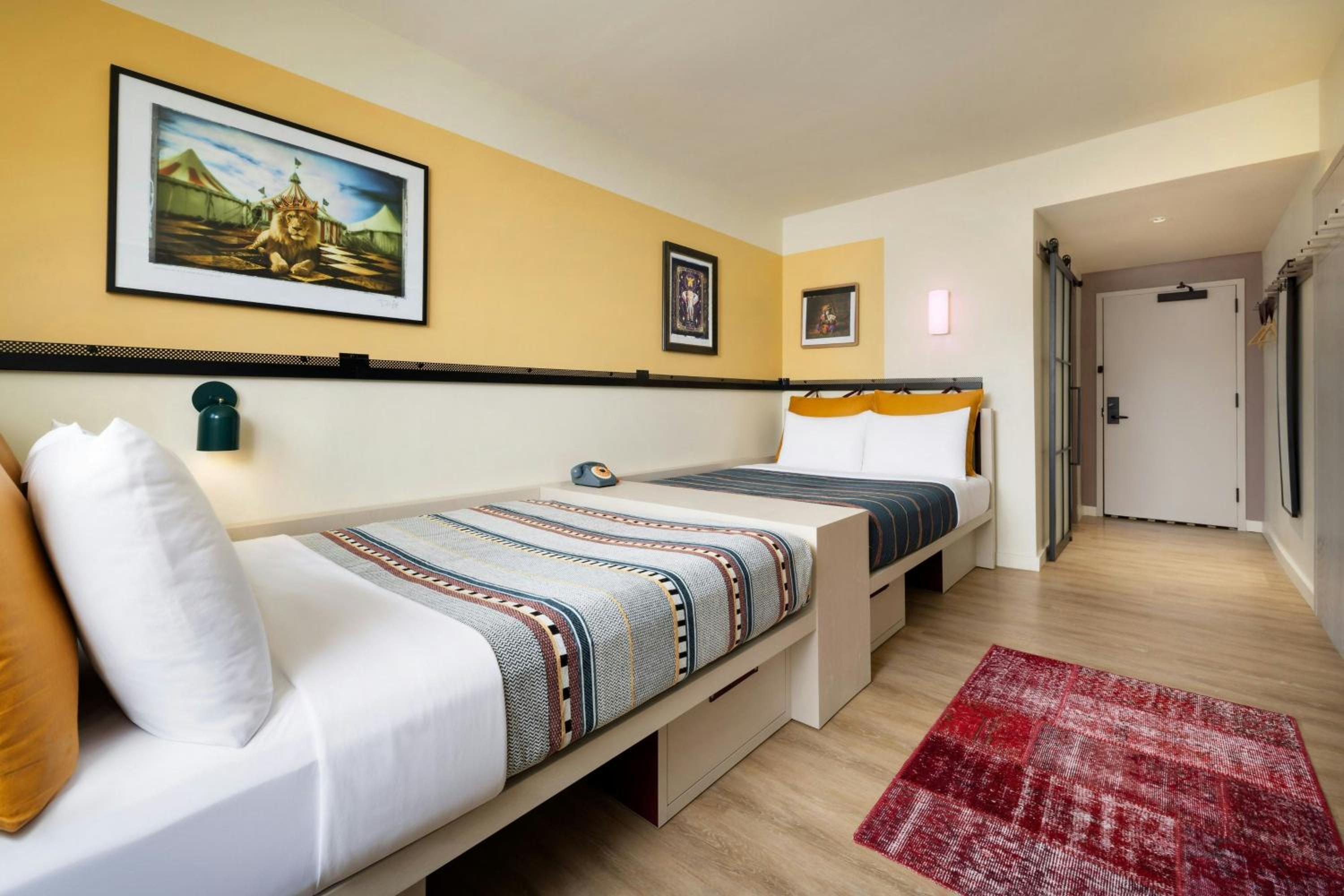 Queen Room with Two Queen Beds and Adapted Tub - Mobility Accessible