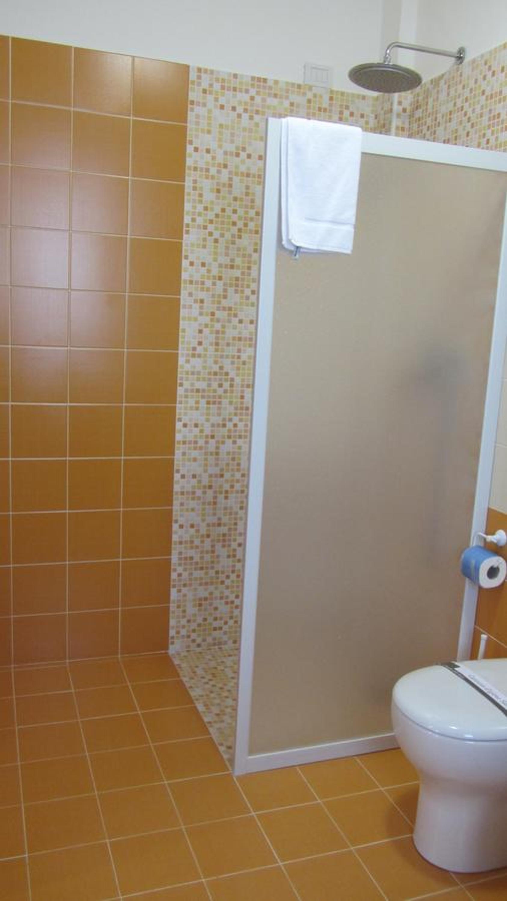 Twin Room with Private Bathroom - Photo 4