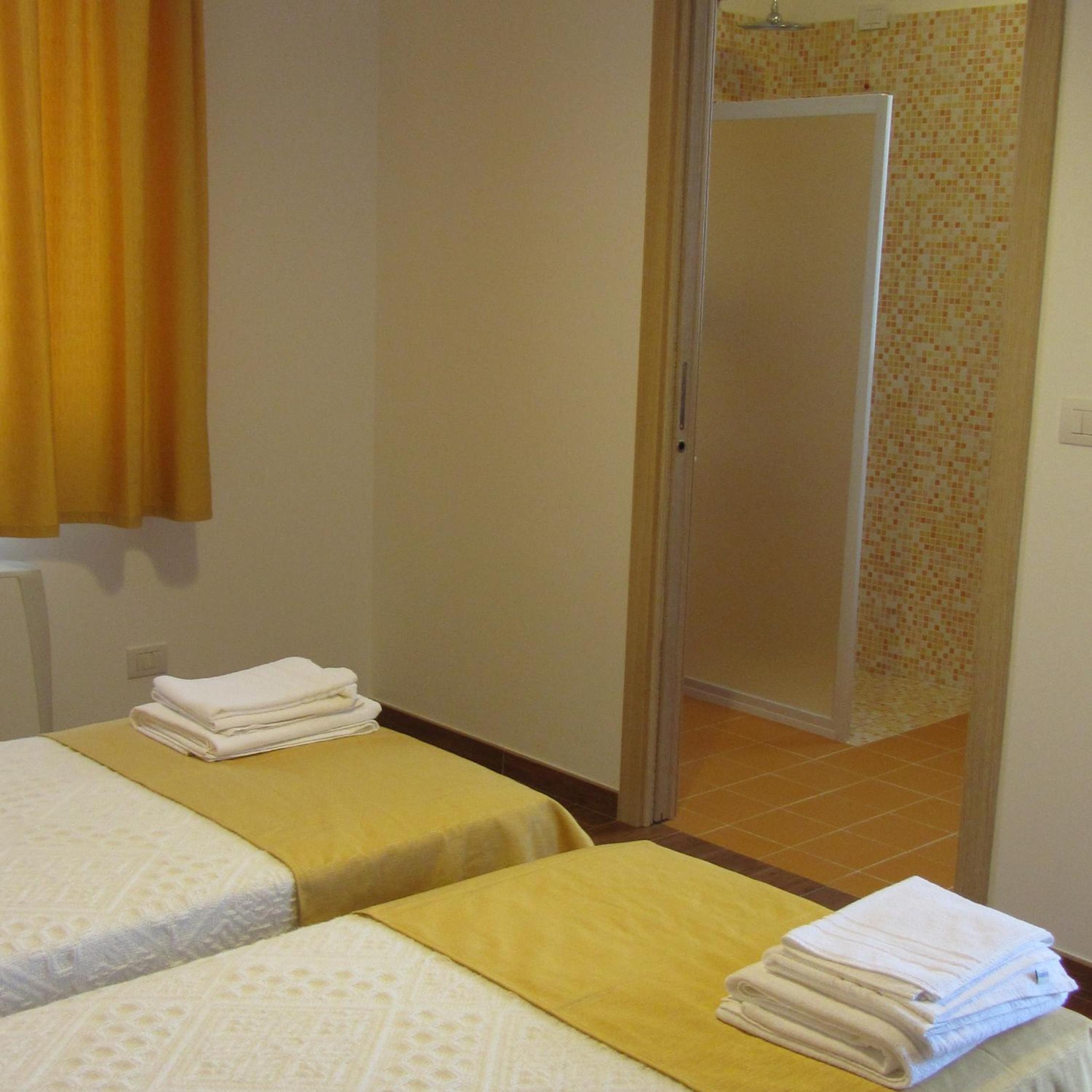 Double or Twin Room with Private Bathroom - Photo 2
