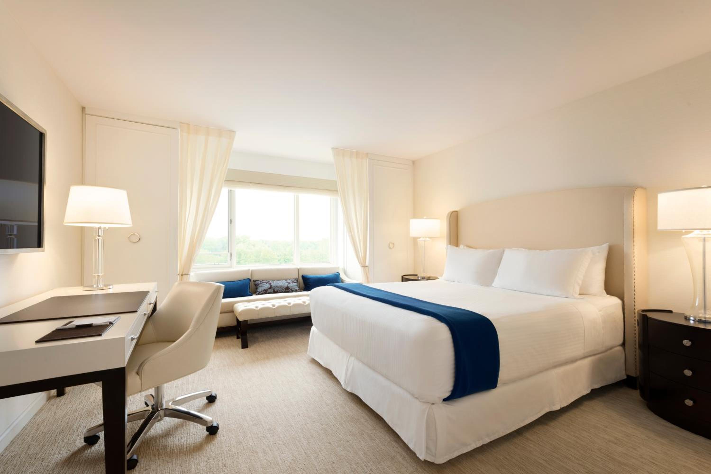 Deluxe King Room - Photo 4