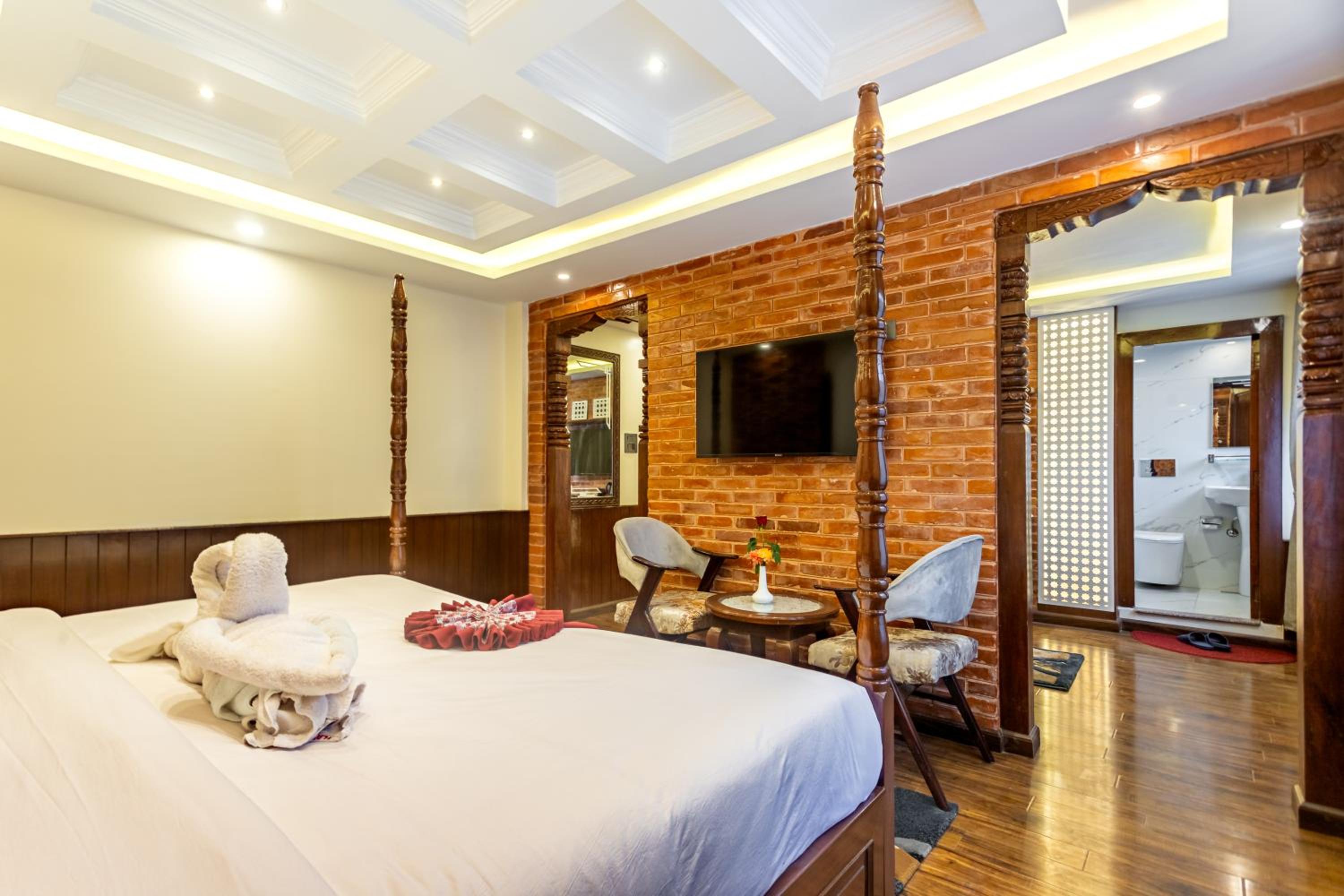 Executive Suite - Photo 11