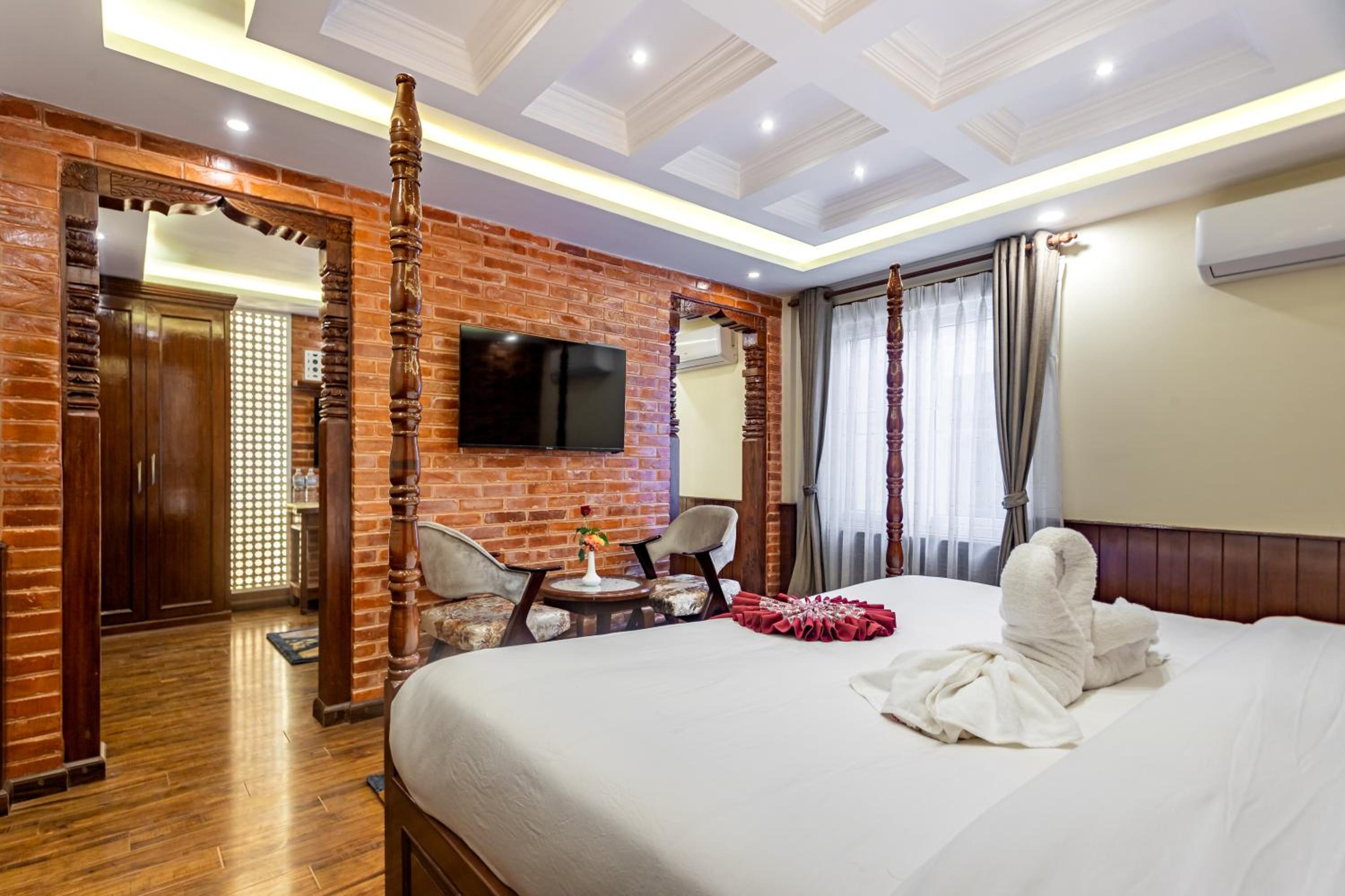 Executive Suite - Photo 3