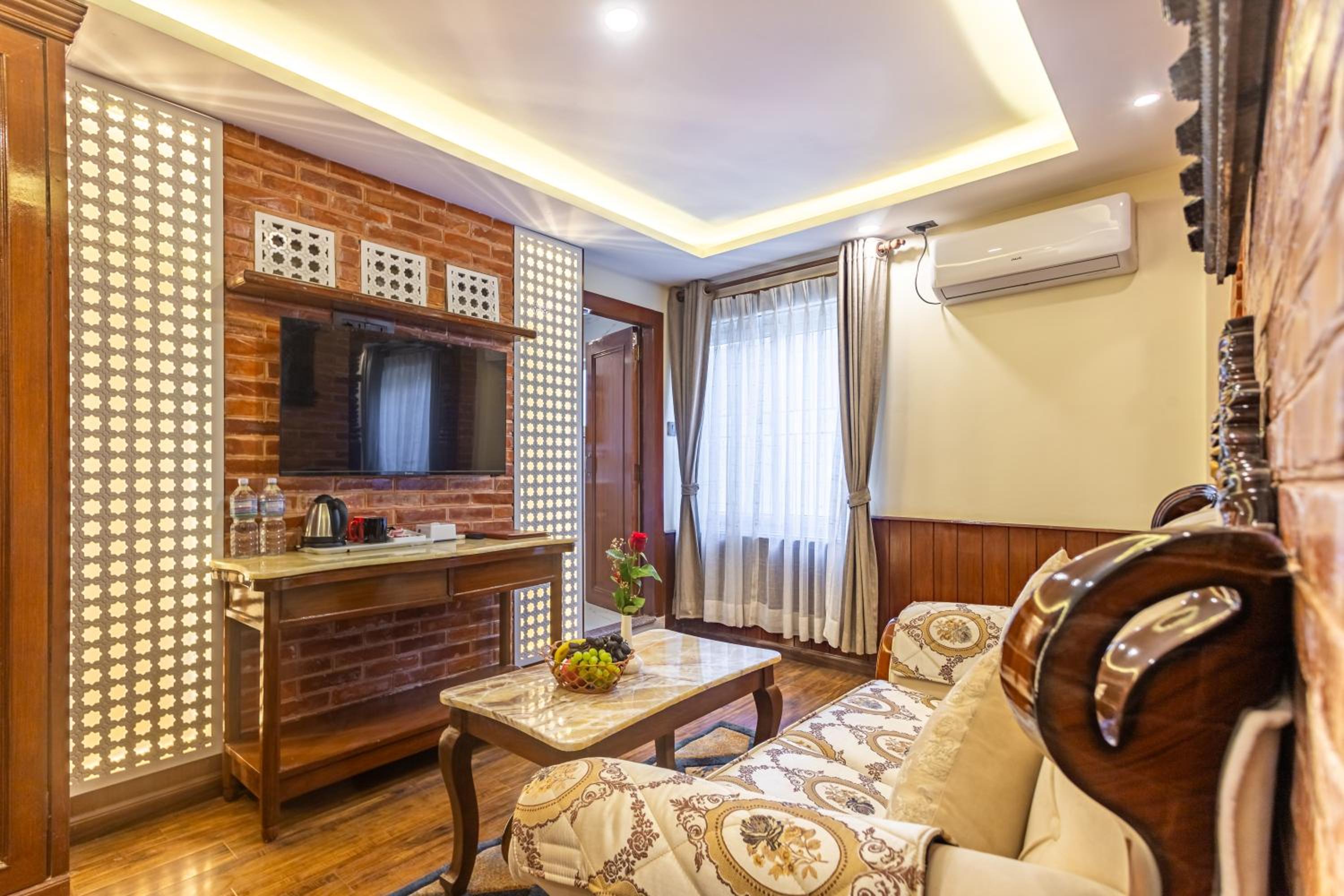 Executive Suite - Photo 1