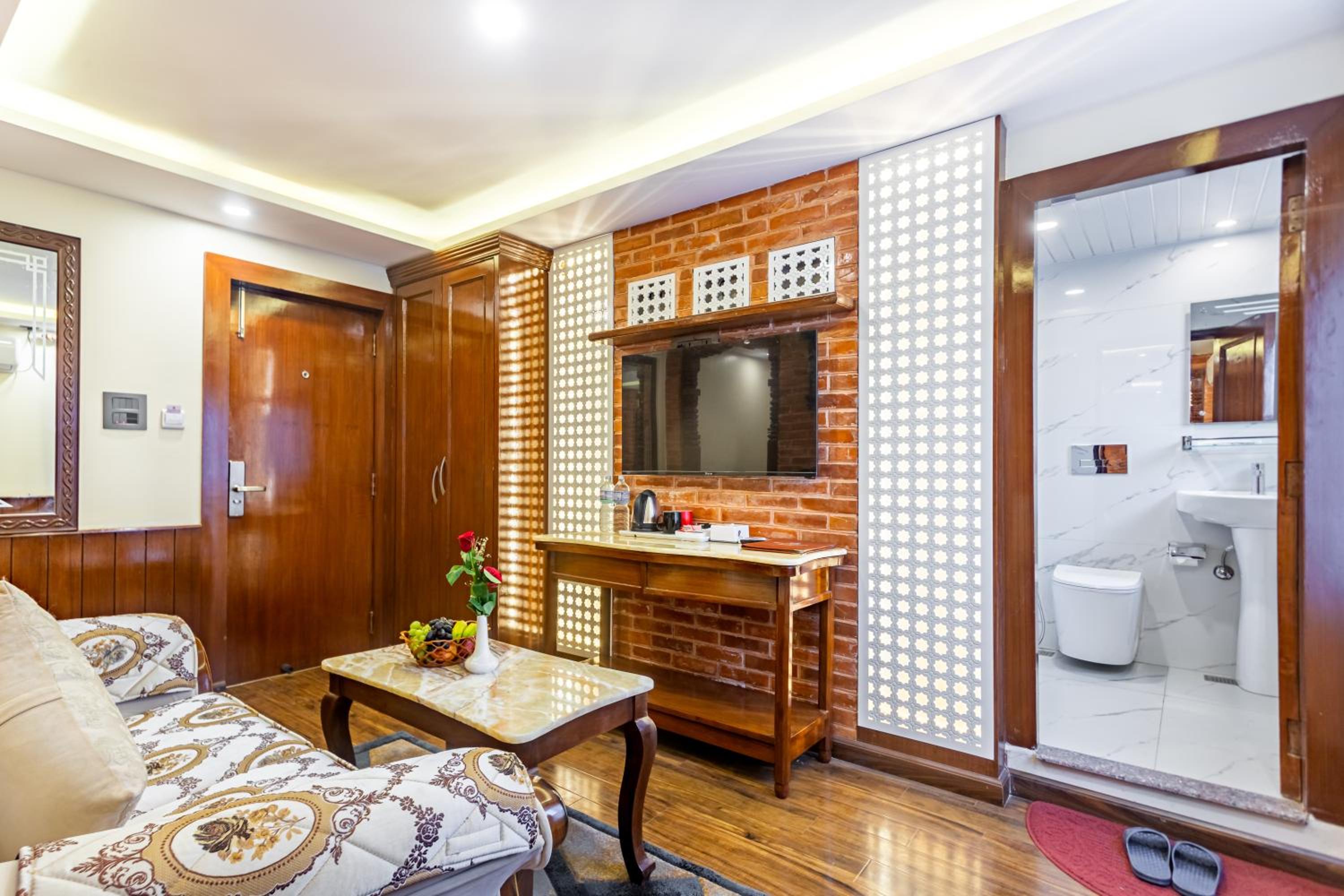 Executive Suite - Photo 2
