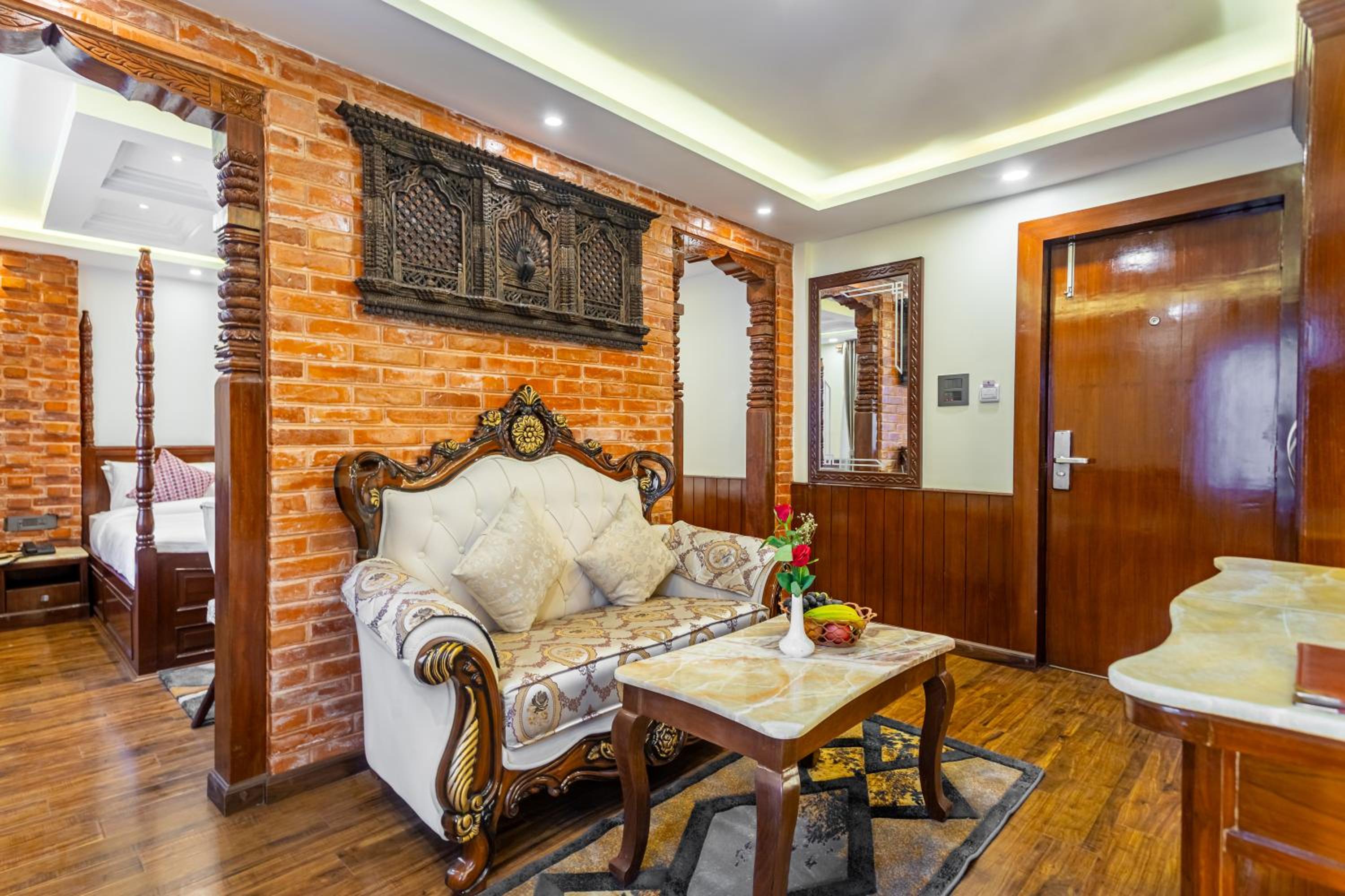 Executive Suite - Photo 6