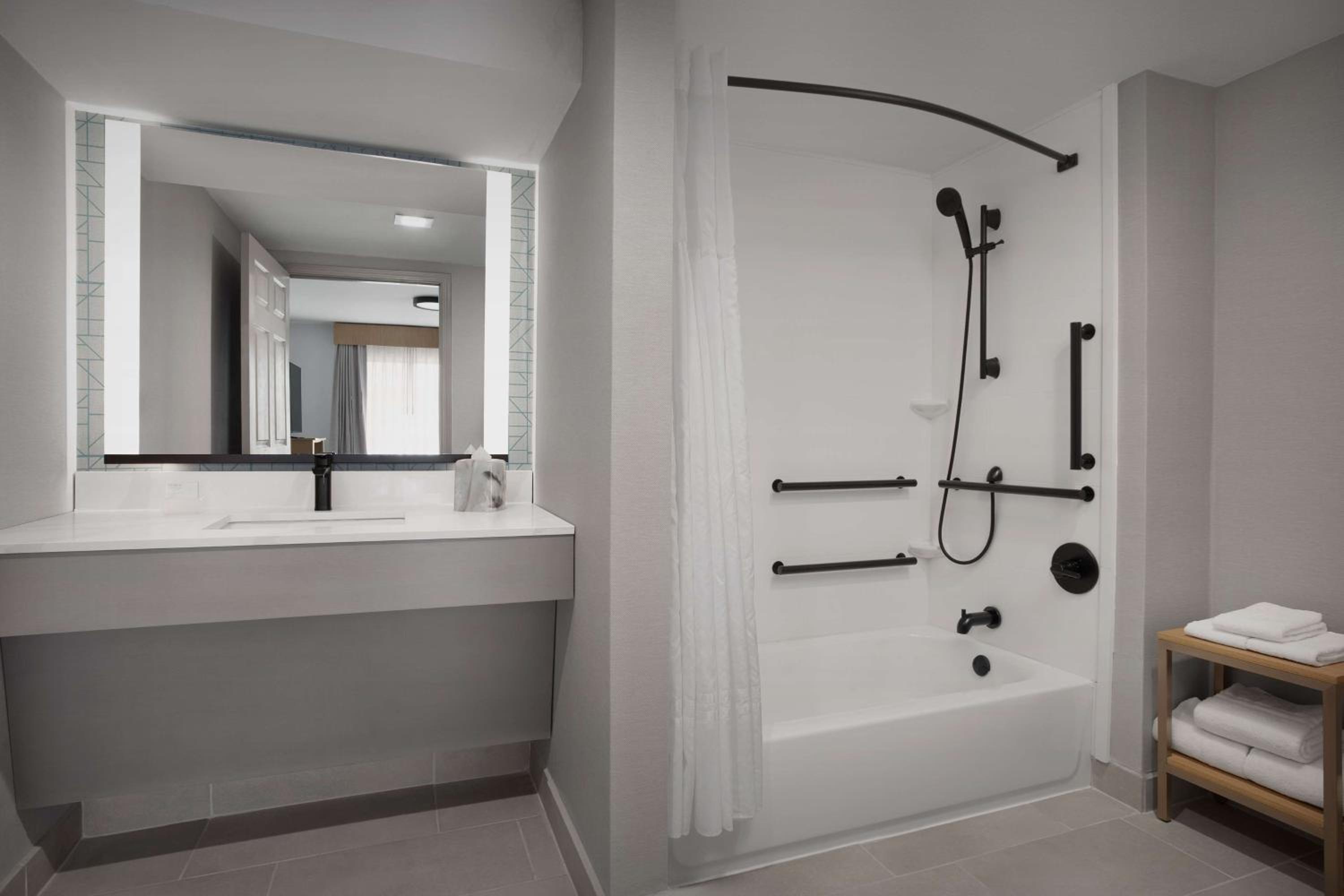 Studio Suite with Two Queen Beds - Photo 4