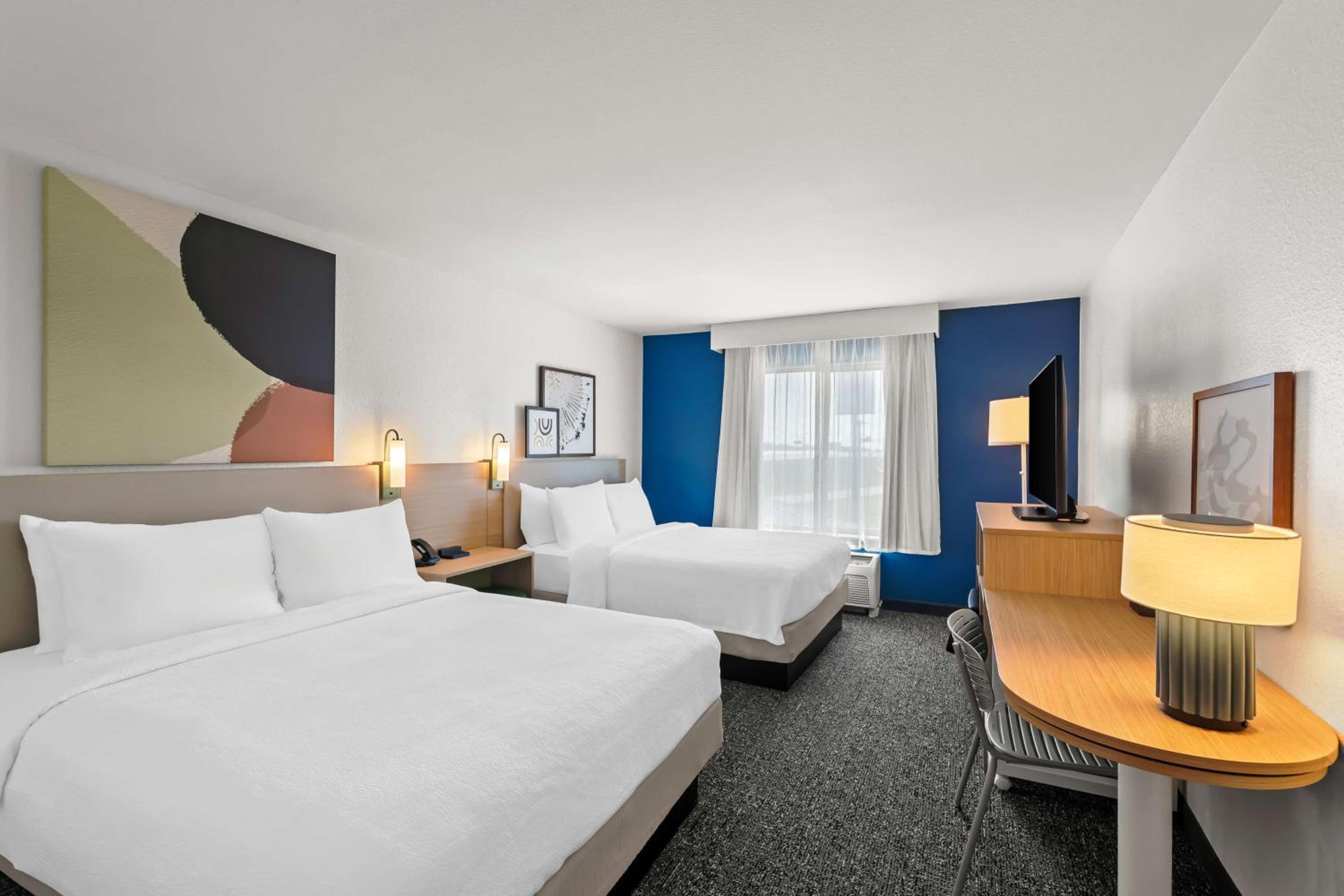 Queen Room with Two Queen Beds and Mobility Accessible Tub - Photo 3