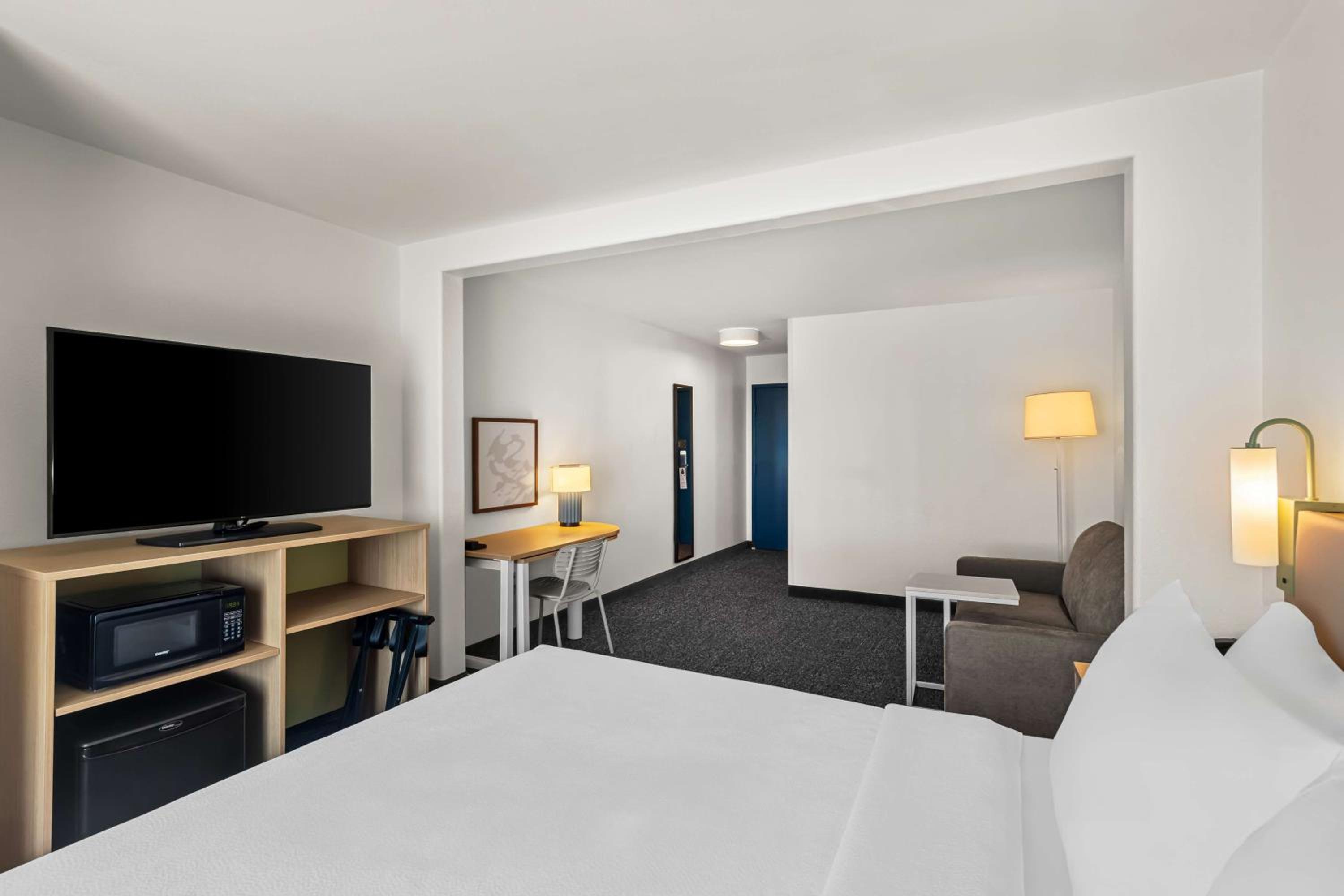 King Room with Sofa Bed - Non-Smoking - Photo 1
