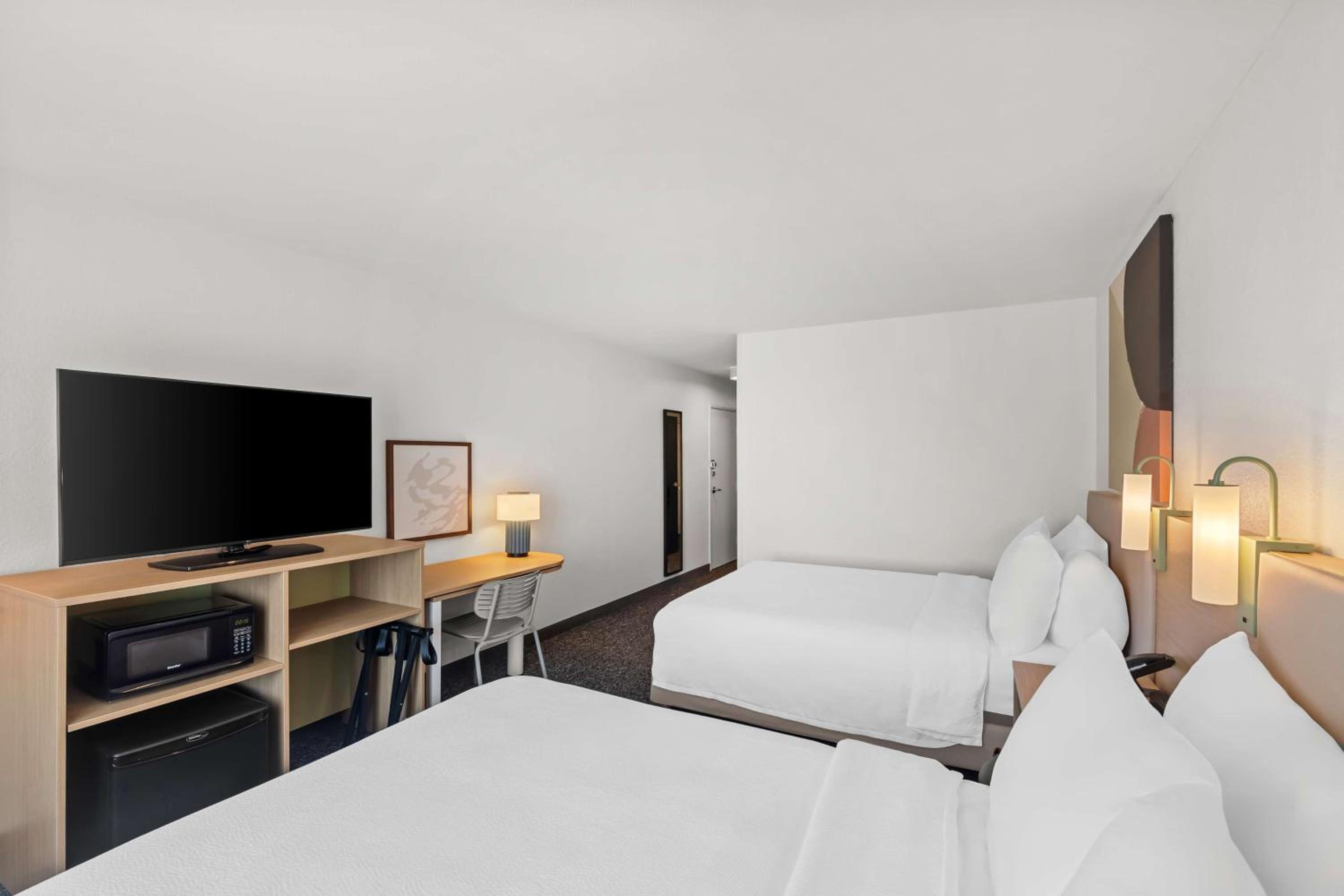 Queen Room with Two Queen Beds and Mobility Accessible Tub - Photo 4