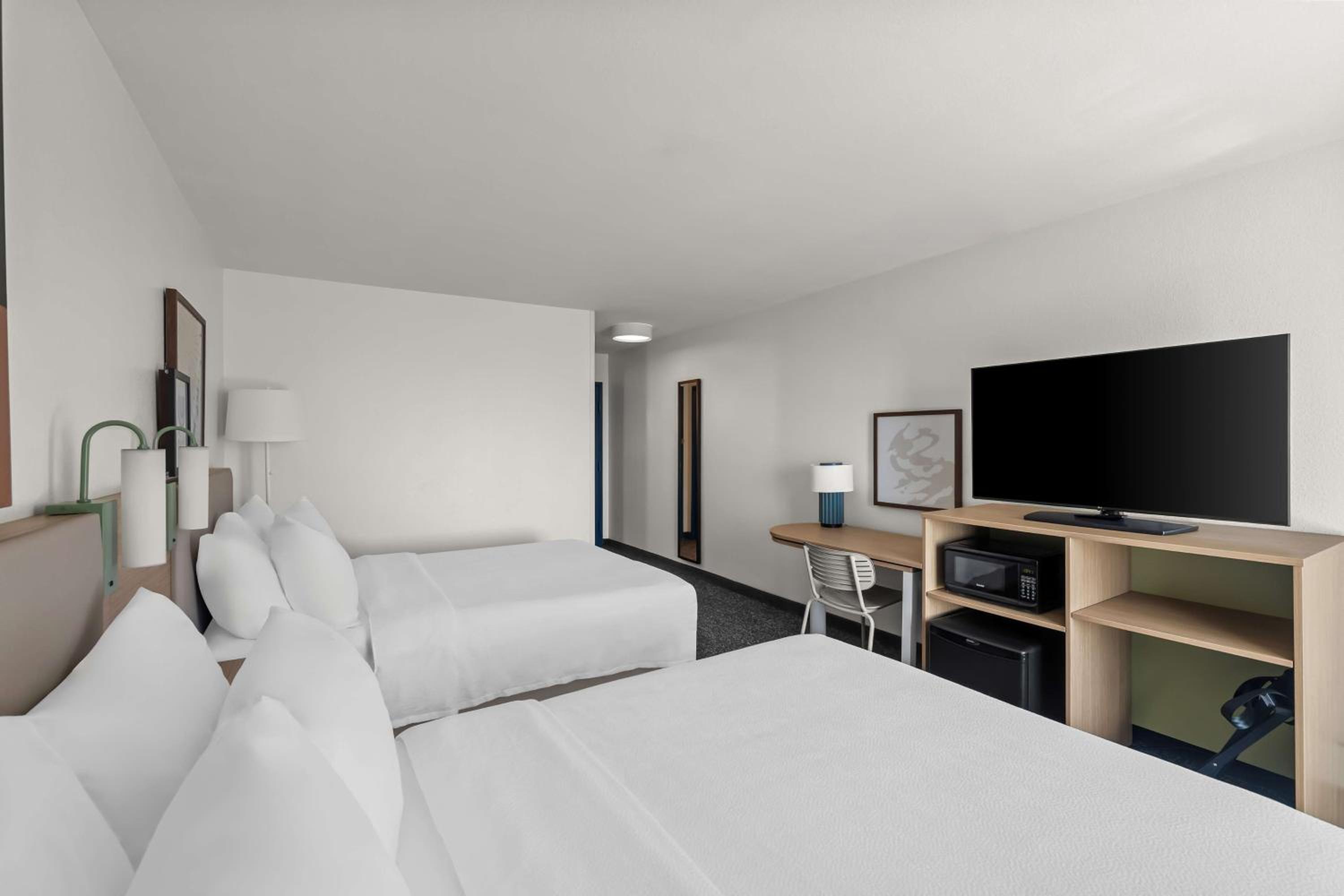 Queen Room with Two Queen Beds - Photo 2