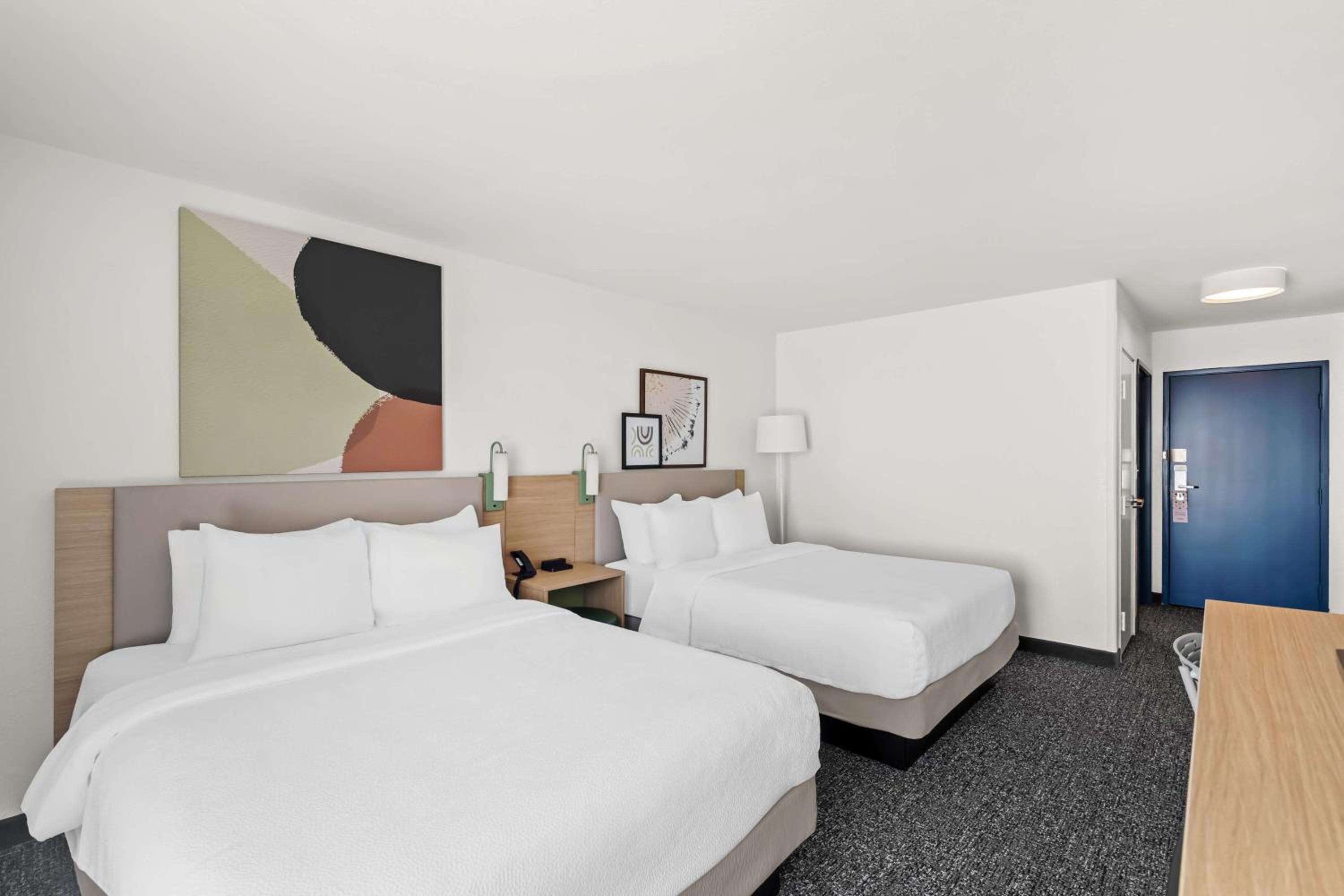 Queen Room with Two Queen Beds - Photo 4