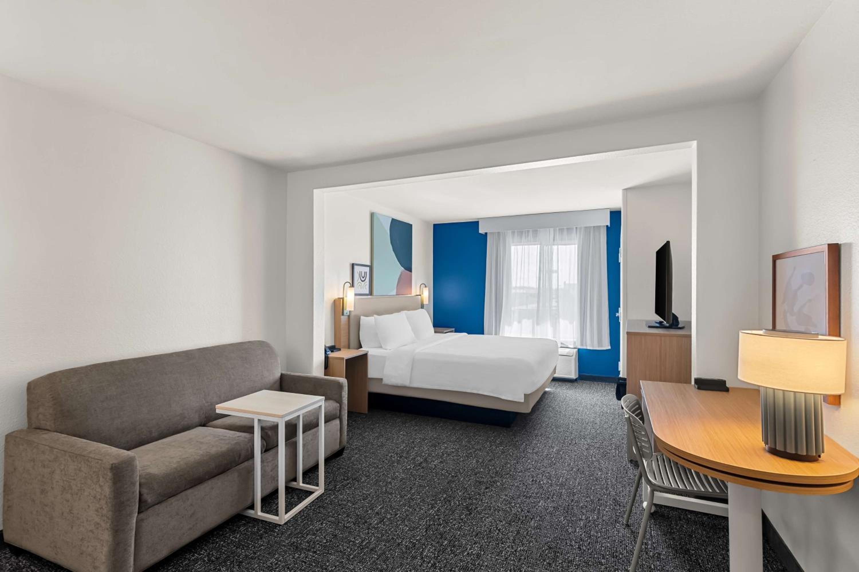 King Room with Sofa Bed - Non-Smoking - Photo 4