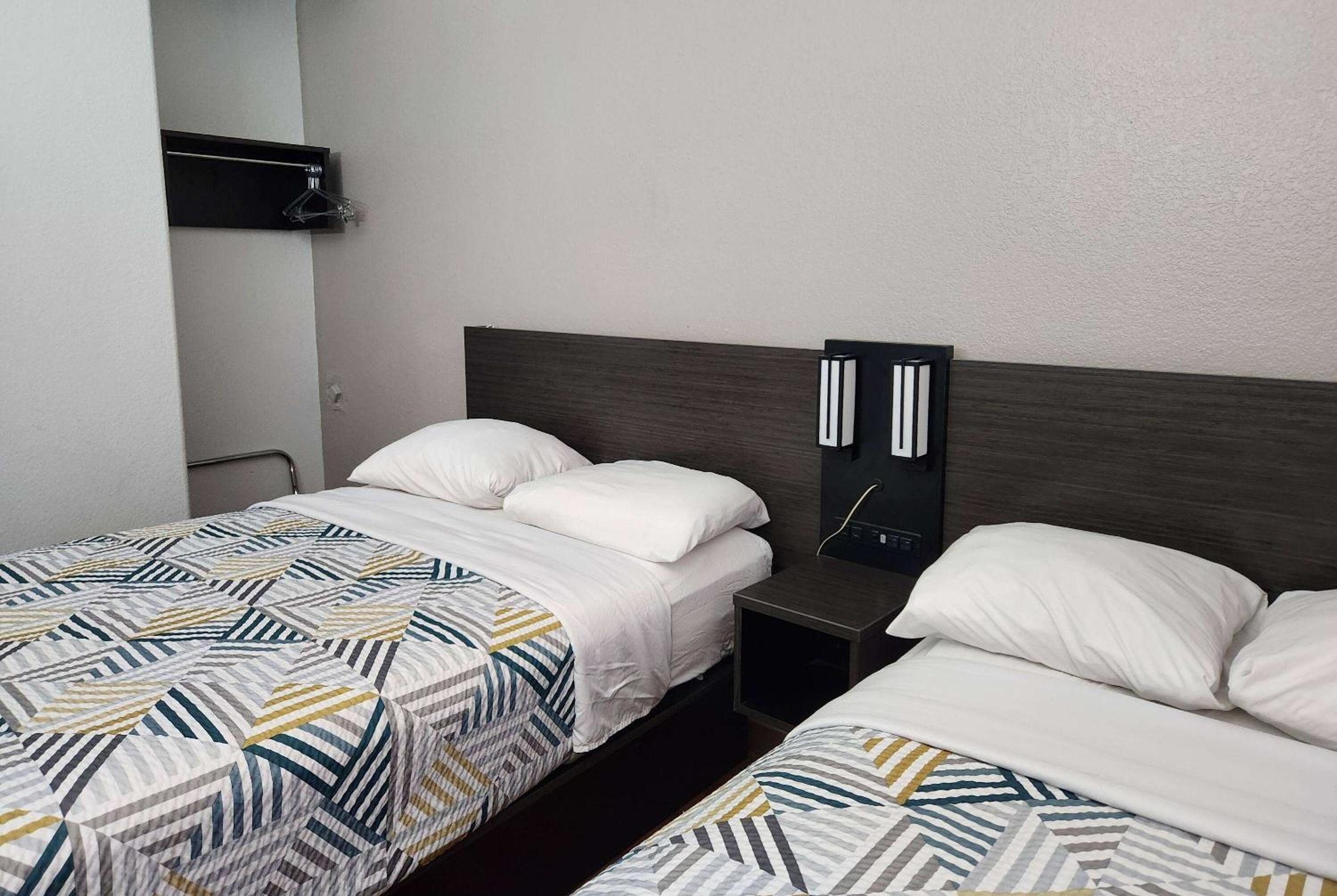 Double Room with Two Double Beds - Non-Smoking - Photo 3