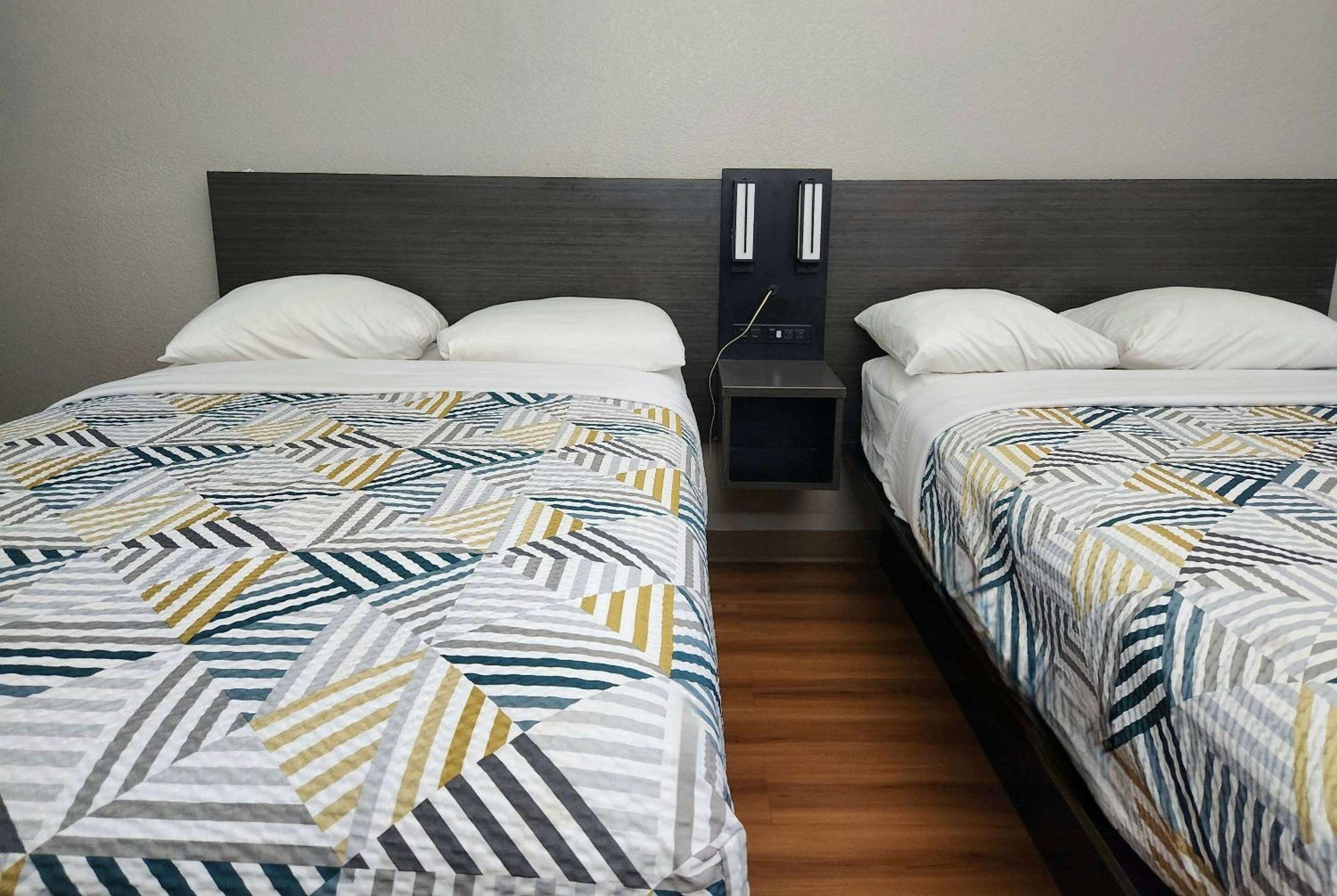 Double Room with Two Double Beds - Non-Smoking - Photo 4
