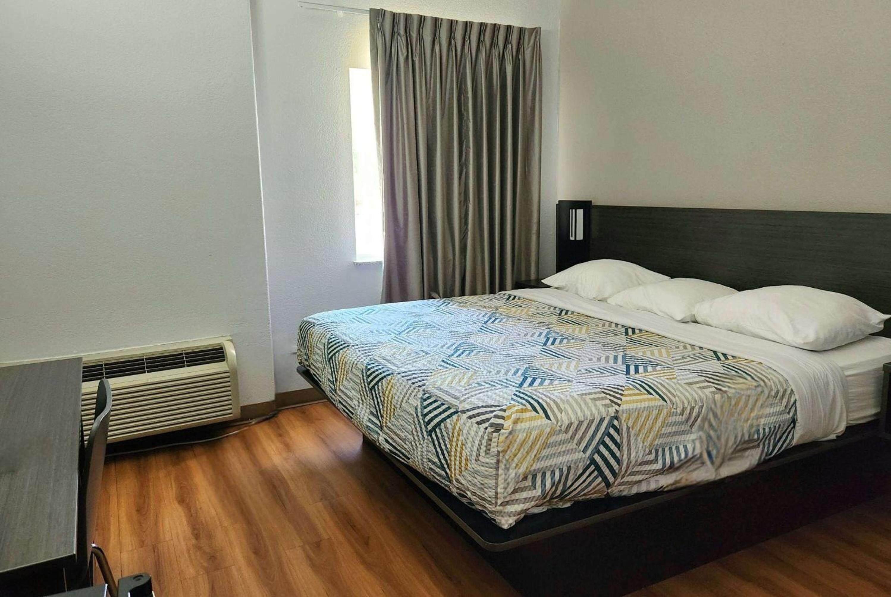 King Room with Mobility Access and Bathtub with Grab Bars, Non-Smoking - Photo 1