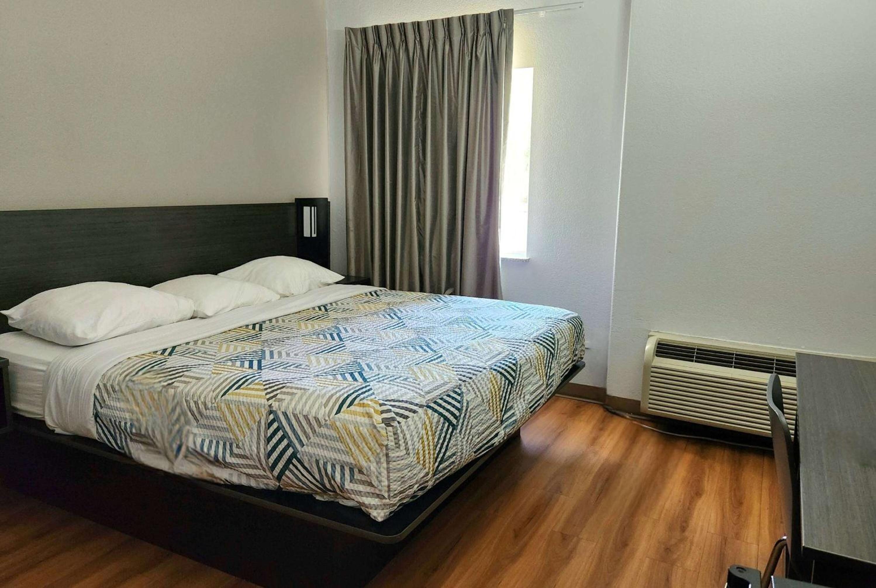 King Room with Mobility Access and Bathtub with Grab Bars, Non-Smoking - Photo 2