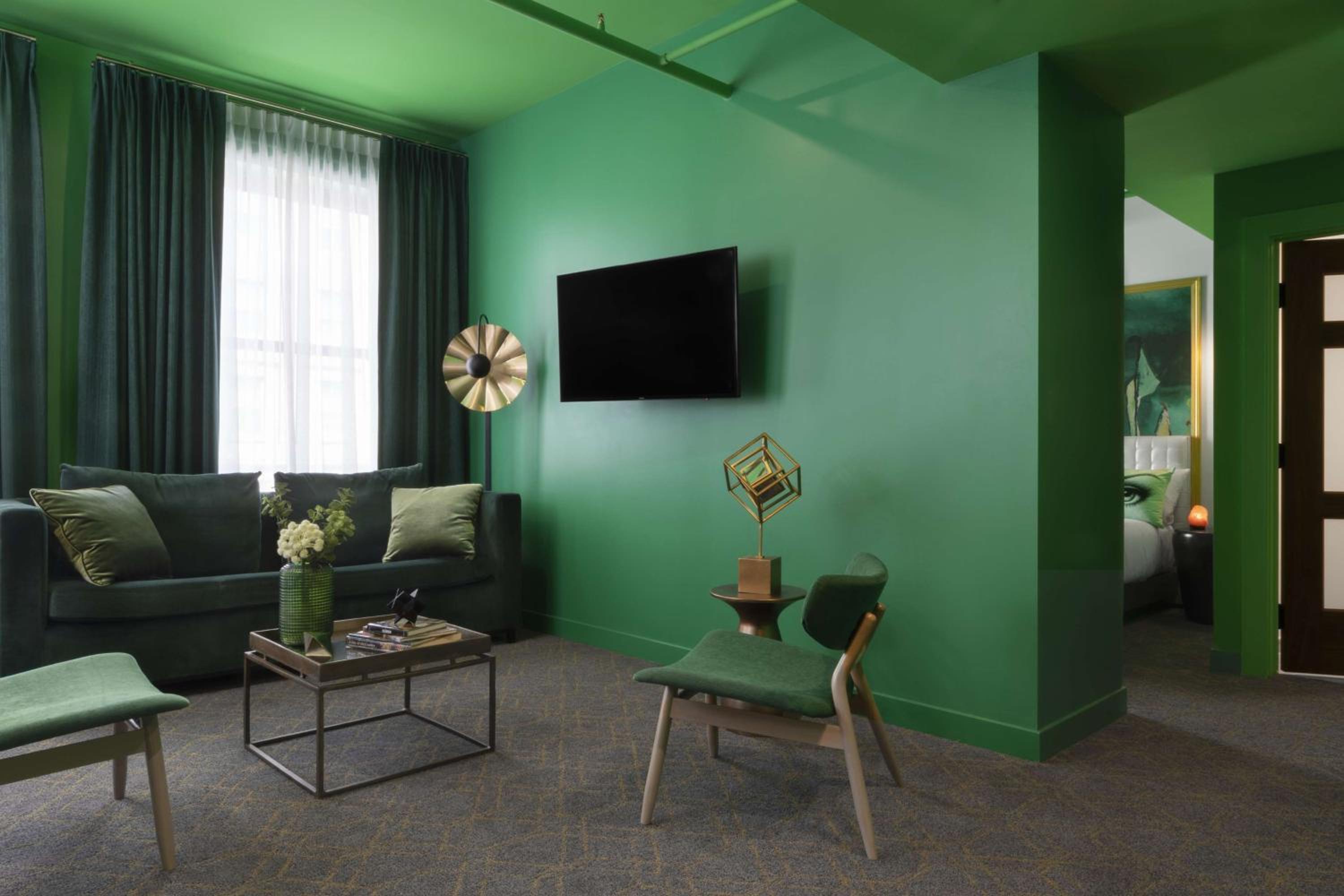 One-Bedroom Green King Suite with Kitchenette - Photo 1