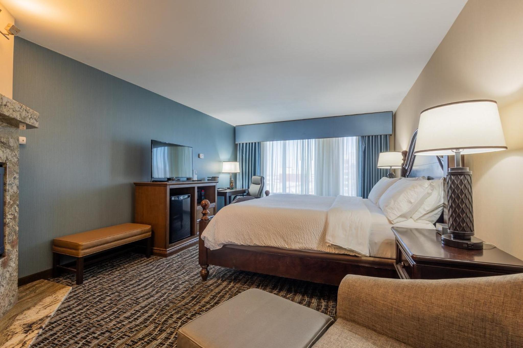 King Suite with Spa Bath photo 3