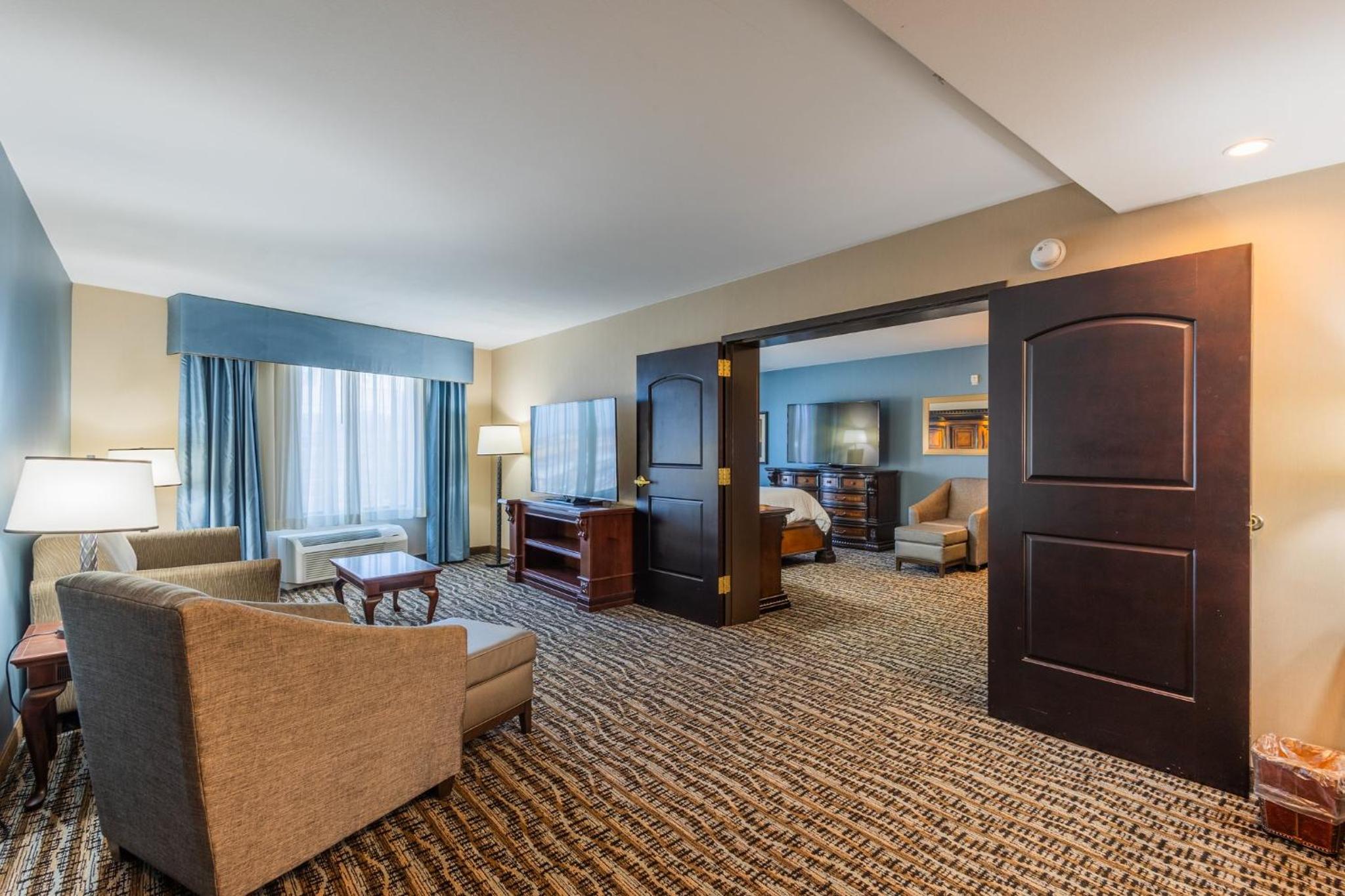 One-Bedroom Suite with Jetted Tub photo 1