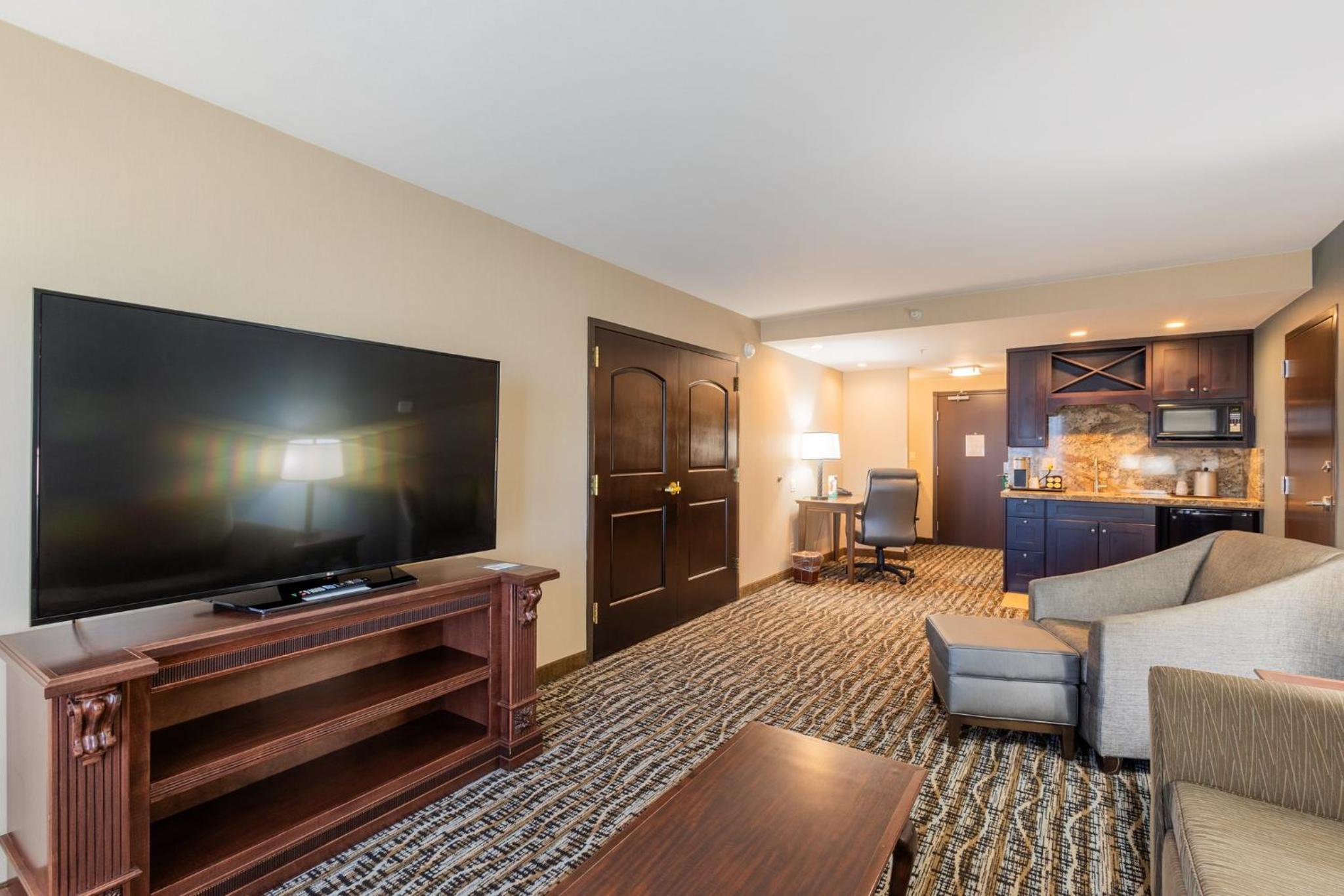 One-Bedroom Suite with Jetted Tub photo 2