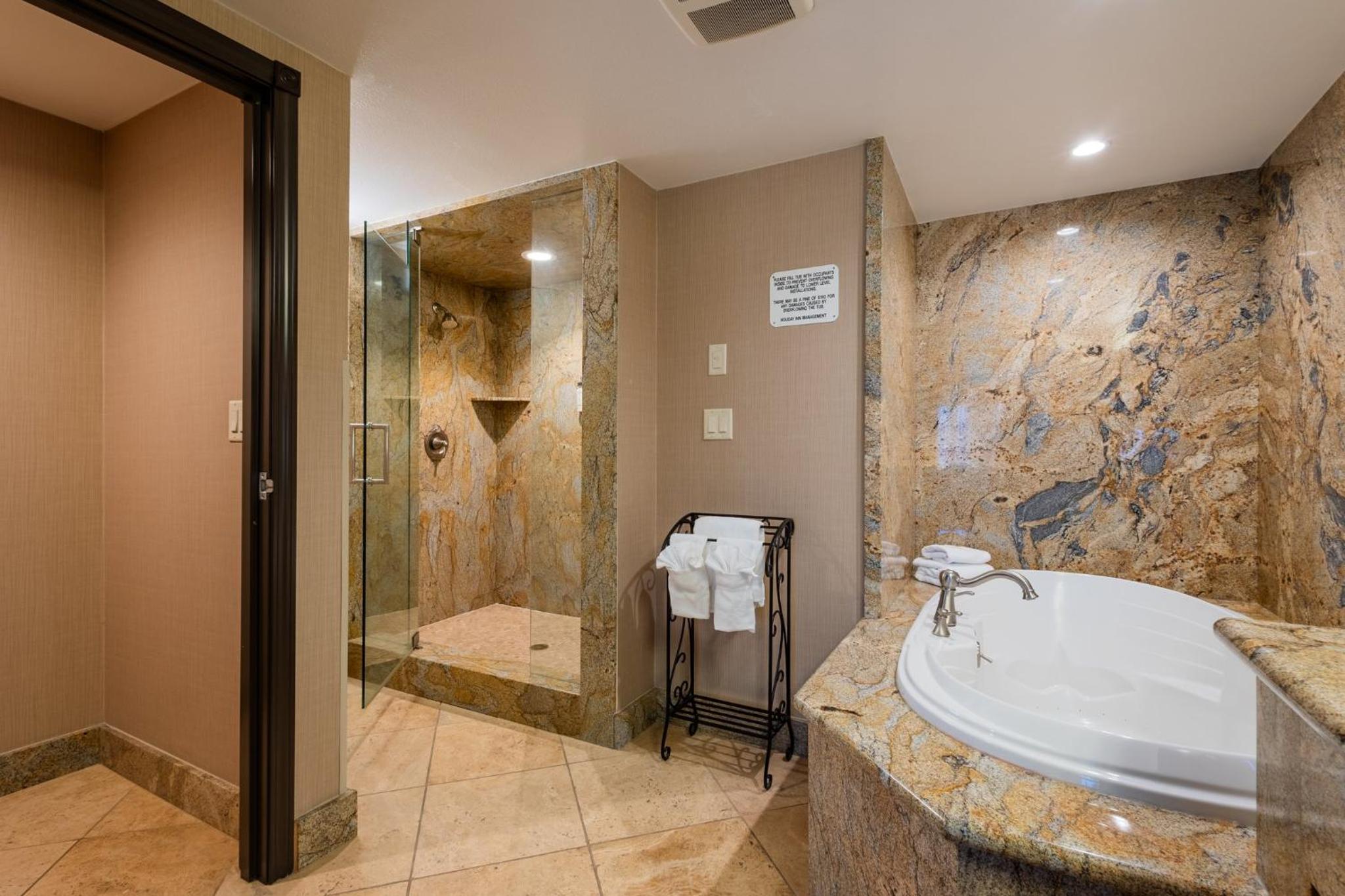 One-Bedroom Suite with Jetted Tub