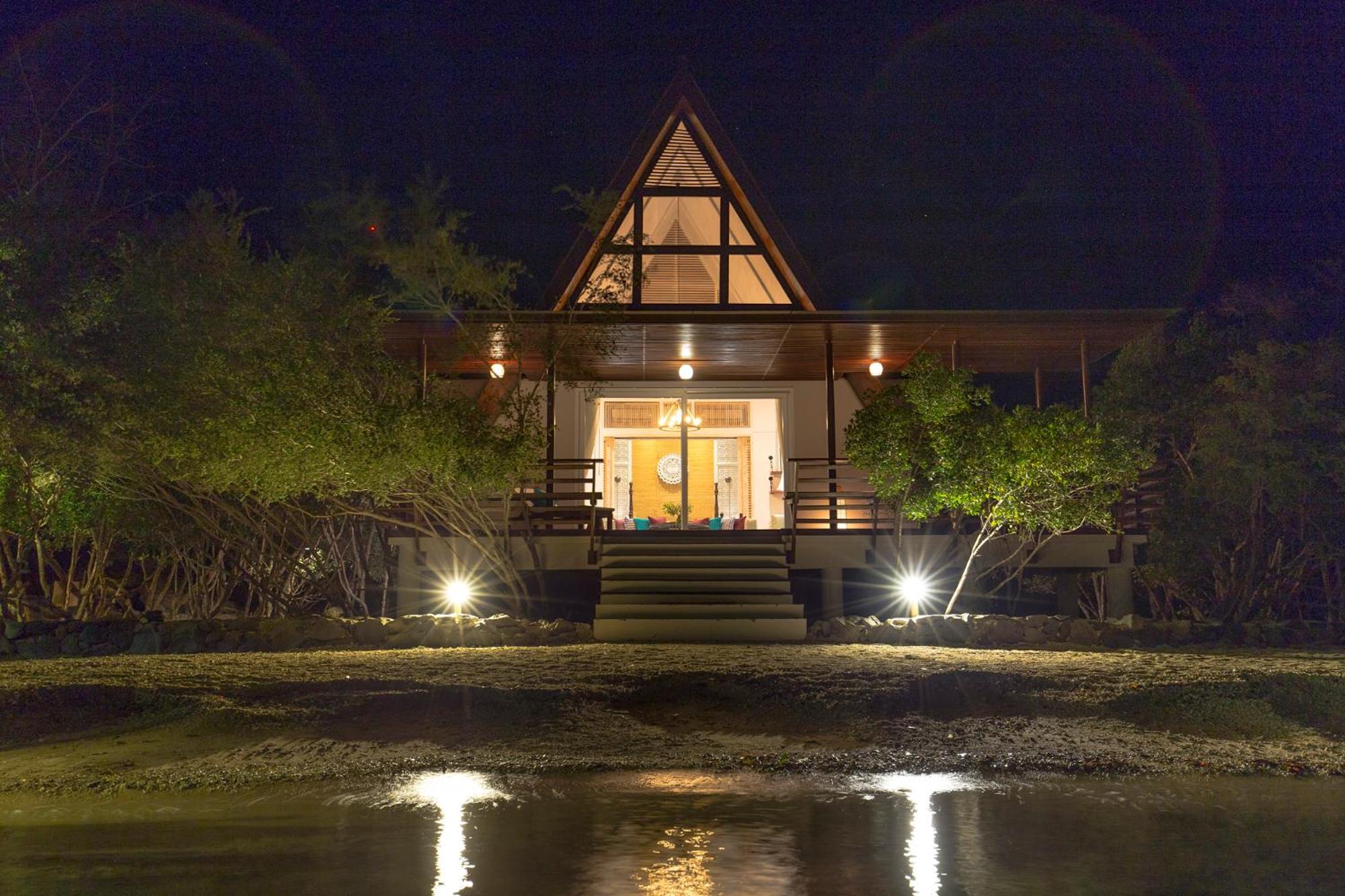 Room Only – Ocean Front Mangrove Villa - Photo 6